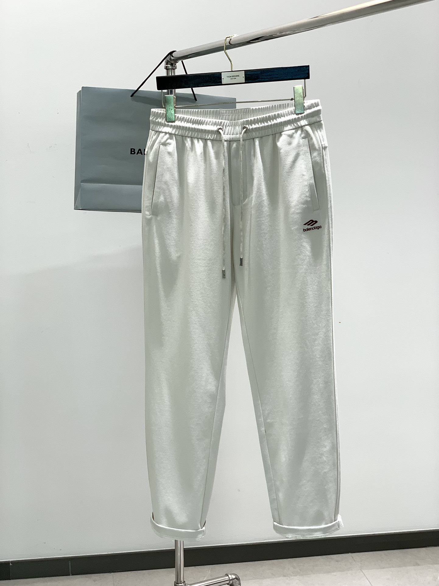 NO:124703,,Balenciaga Balenciaga, the latest products in spring 2025, the counter is available at the same time, original single goods, washing casual pants, imported original washing elastic fabric, comfortable and elastic, top-grade embroidery craft letter pattern logo, original hardware and auxiliary decoration, super positive style, comfortable and breathable, counter quality, handsome and stylish upper body, complete three standards, 2 colors recommended, code number M-3XL,,balenciaga,balenciaga,alexander wang19860909,Balenciaga 巴黎世家,2025春季最新品,专柜同步有售,原单狠货,水洗休闲裤,进口原版水洗弹力面料,舒适有弹性,顶级刺绣工艺字母图案Logo,原版五金辅料装饰,版型超正,舒适透气,专柜品质,上身帅气有型,三标齐全,2色推荐,码数M-3XL,,balenciaga,balenciaga,alexander wang,Men's clothing