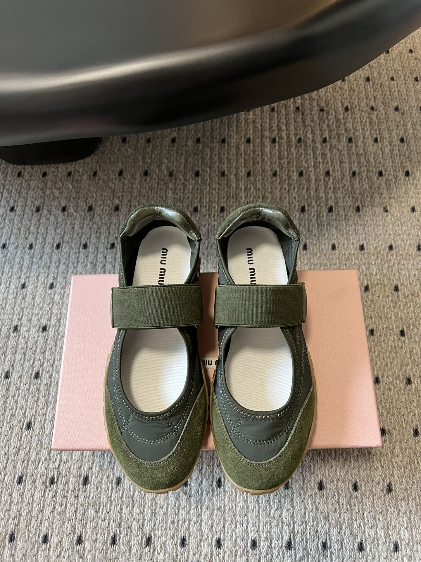 NO:234336,Purchase grade MiuMi* 25ss Spring and summer new Forrest Gump shoes casual sneakers Mary Jane Velcro sneakers so beautiful!  The big hits are coming again, the Velcro design is really cute!  Miumiu's latest hit, avant-garde and bold design. The Miu Miu style is integrated into the simple lines of this thick-soled canvas sneaker. The chic logo is decorated on the tongue and back of the shoe, embellishing the retro design, adding iconic elements!  Thick sole design defines avant-garde modern style. Original custom fabric/beef velvet. Original imported soft lamb wool. Original open molded anti-slip rubber outsole. Size#35-40 (40 customization, no return or exchange), casual shoes/sports shoes, miumiu, mary jane, sneakers19860909代购级 MiuMi* 缪缪 25ss 春夏新款 阿甘鞋休闲运动鞋 玛丽珍魔术贴运动鞋 太好看啦！大爆款再次来袭,魔术贴的设计真的是可可爱爱！miumiu最新爆款 前卫大胆的设计,Miu Miu风格融于此款厚底帆布运动鞋的简约线条, 别致徽标饰于鞋舌与背面,点缀复古设计,平添标志性元素！厚底设计定义前卫的现代风格 面料原版定制布料/牛反绒 内里原版进口柔软羊羔毛 鞋底原版开模防滑橡胶大底 Size#35-40（40定制不退换）,休闲鞋/运动鞋,miumiu,mary jane,sneakers,Women's Shoes