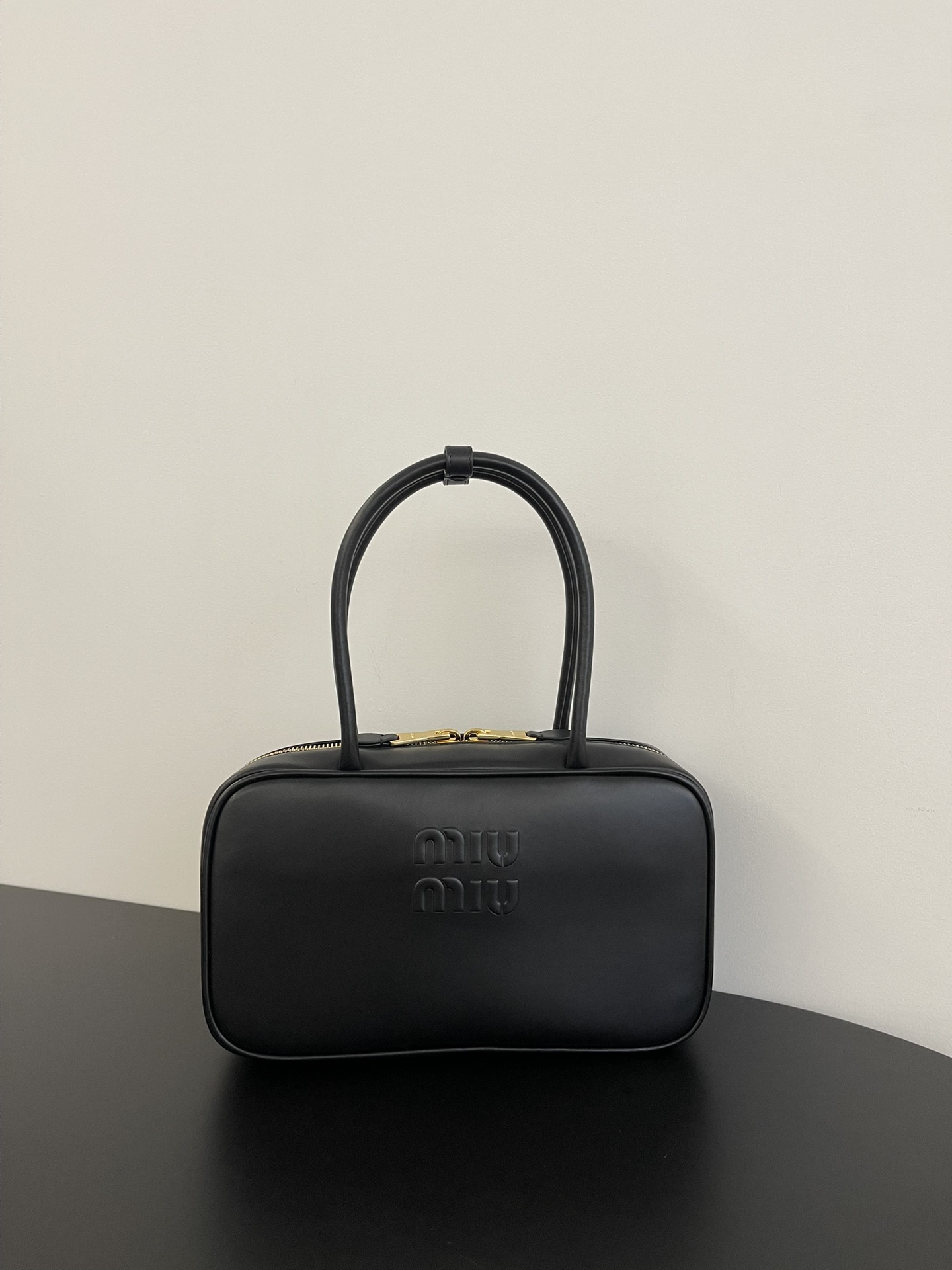 P780 Miumiu bolso de bolos de tamaño mediano, éxito de ventas. Piel de becerro importada con asa larga. Se puede llevar…