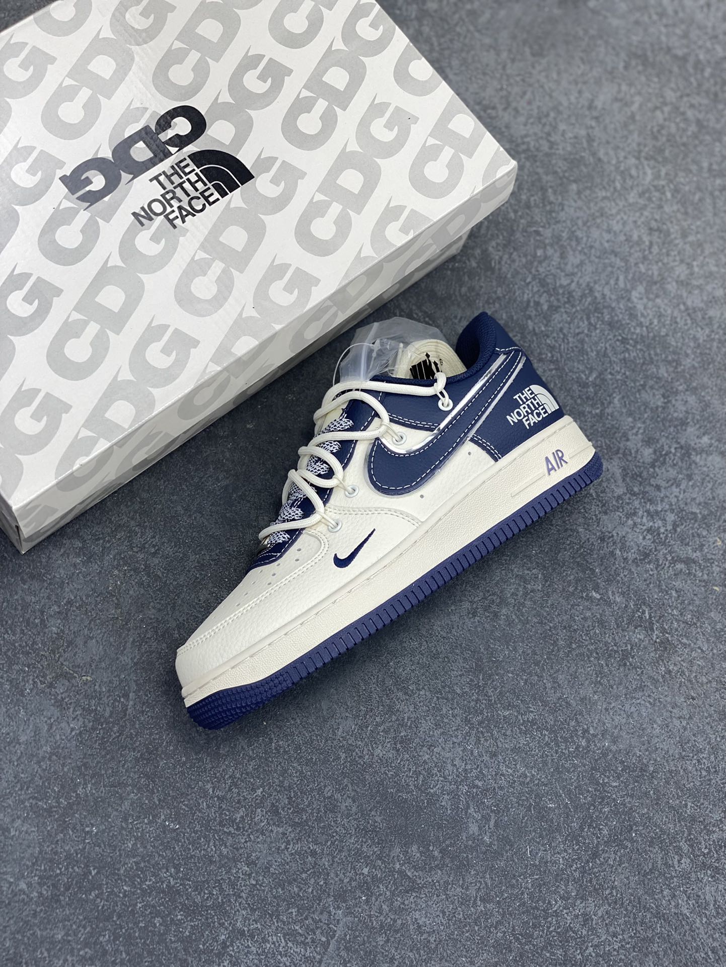 图片[7]-NIke Air Force 1 \’07 Low “北面联名——米蓝拼接抽绳”空军一号 低帮 运动鞋 休闲鞋 折边针车 工艺难度大 原楦头原纸板 原装鞋盒 定制五金配件 内置全掌气垫 原厂鞋底 货号：SJ1198-107 尺码：36 36.5 37.5 38 38.5 39 40 40.5 41 42 42.5 43 44 44.5 45-选品中心