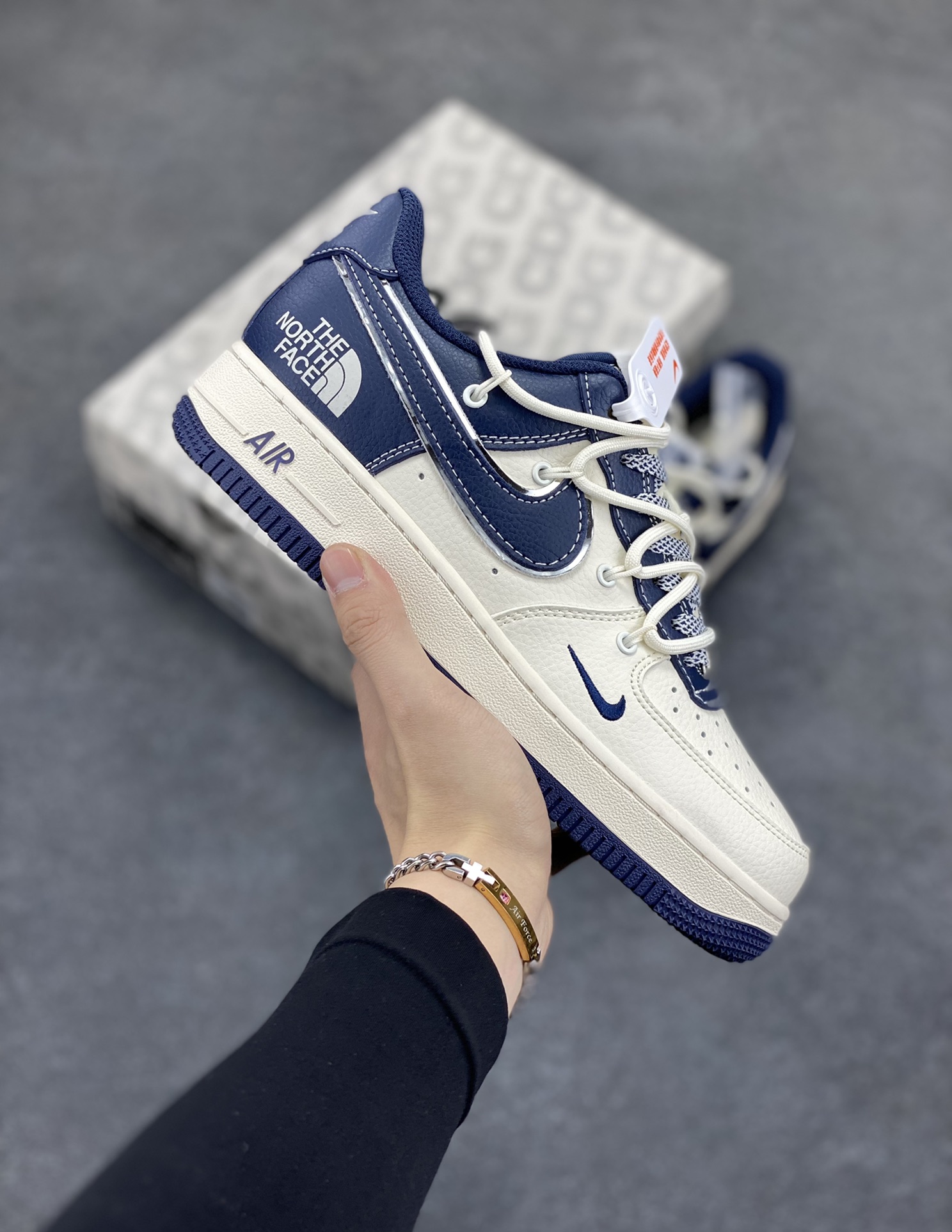 NIke Air Force 1 \’07 Low “北面联名——米蓝拼接抽绳”空军一号 低帮 运动鞋 休闲鞋 折边针车 工艺难度大 原楦头原纸板 原装鞋盒 定制五金配件 内置全掌气垫 原厂鞋底 货号：SJ1198-107 尺码：36 36.5 37.5 38 38.5 39 40 40.5 41 42 42.5 43 44 44.5 45-选品中心