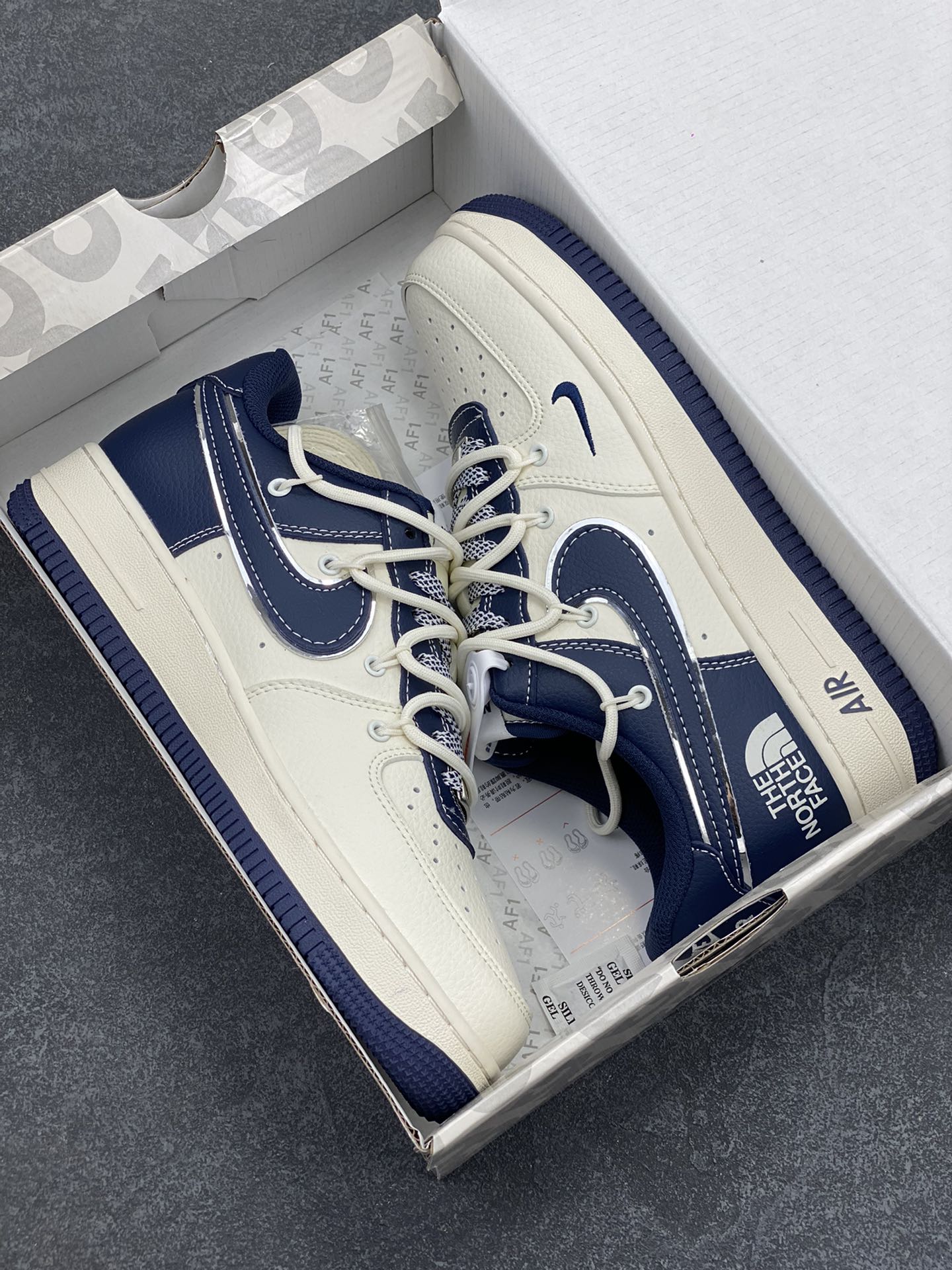 图片[9]-NIke Air Force 1 \’07 Low “北面联名——米蓝拼接抽绳”空军一号 低帮 运动鞋 休闲鞋 折边针车 工艺难度大 原楦头原纸板 原装鞋盒 定制五金配件 内置全掌气垫 原厂鞋底 货号：SJ1198-107 尺码：36 36.5 37.5 38 38.5 39 40 40.5 41 42 42.5 43 44 44.5 45-选品中心