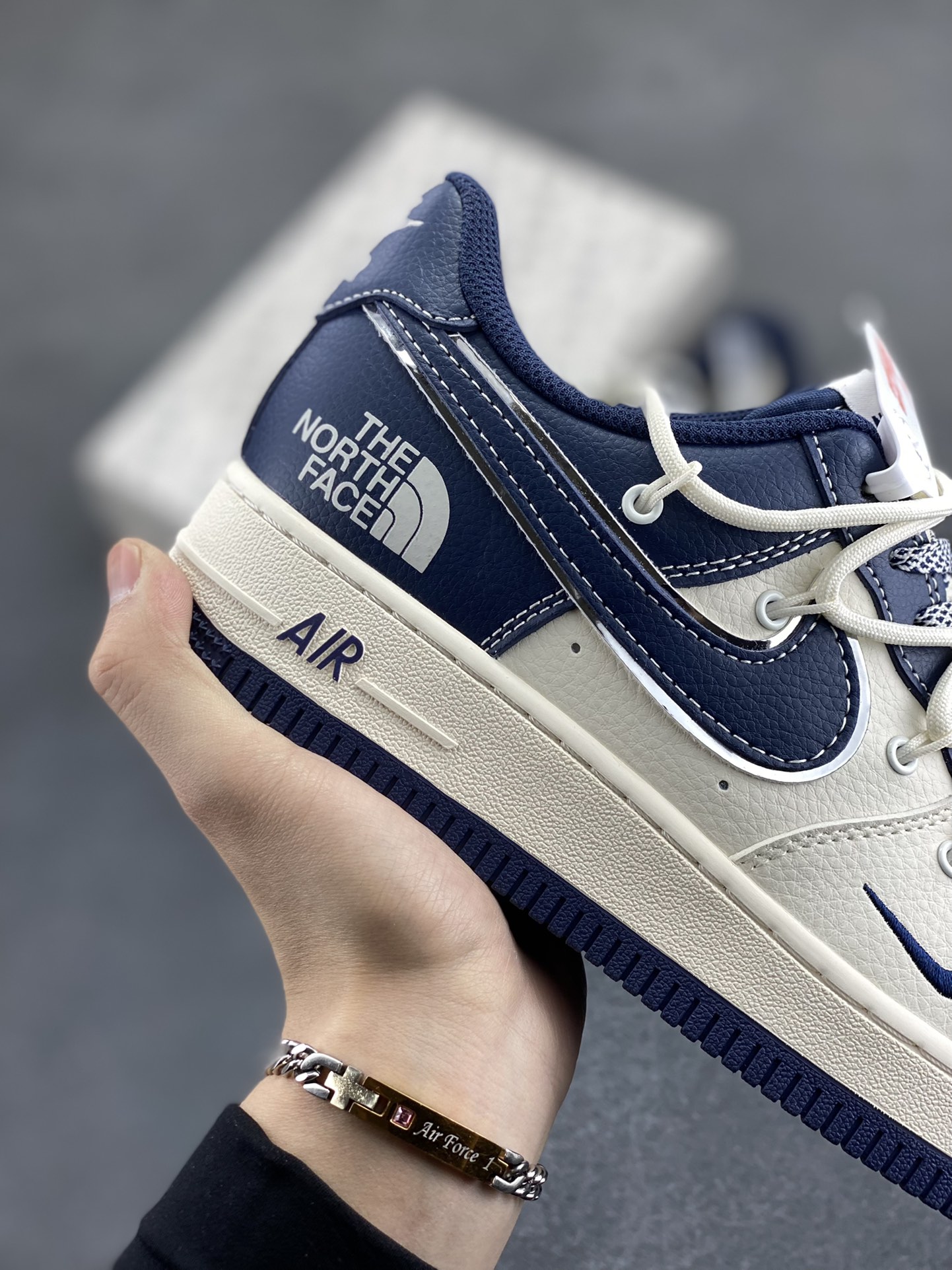 图片[6]-NIke Air Force 1 \’07 Low “北面联名——米蓝拼接抽绳”空军一号 低帮 运动鞋 休闲鞋 折边针车 工艺难度大 原楦头原纸板 原装鞋盒 定制五金配件 内置全掌气垫 原厂鞋底 货号：SJ1198-107 尺码：36 36.5 37.5 38 38.5 39 40 40.5 41 42 42.5 43 44 44.5 45-选品中心