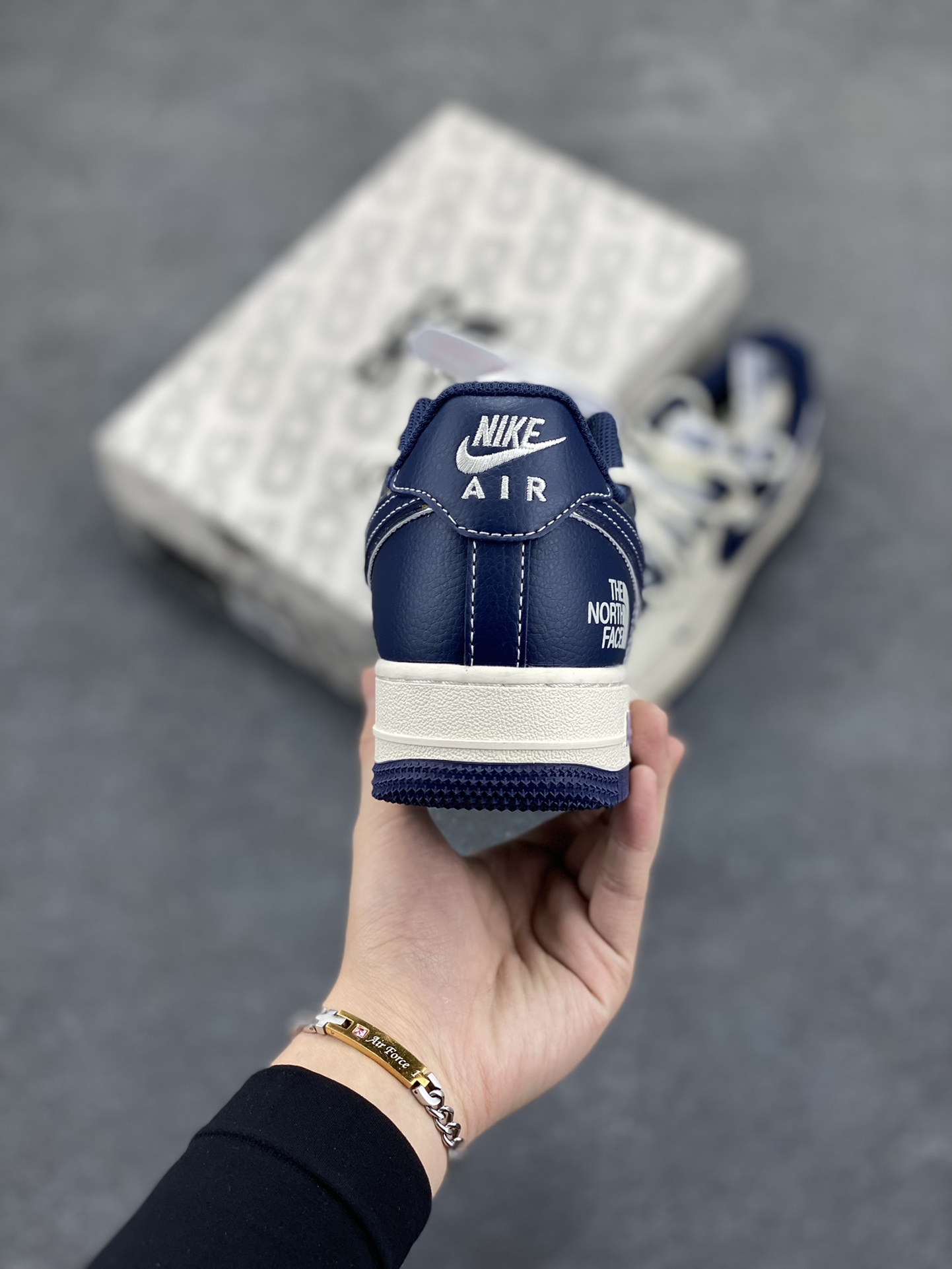 图片[4]-NIke Air Force 1 \’07 Low “北面联名——米蓝拼接抽绳”空军一号 低帮 运动鞋 休闲鞋 折边针车 工艺难度大 原楦头原纸板 原装鞋盒 定制五金配件 内置全掌气垫 原厂鞋底 货号：SJ1198-107 尺码：36 36.5 37.5 38 38.5 39 40 40.5 41 42 42.5 43 44 44.5 45-选品中心