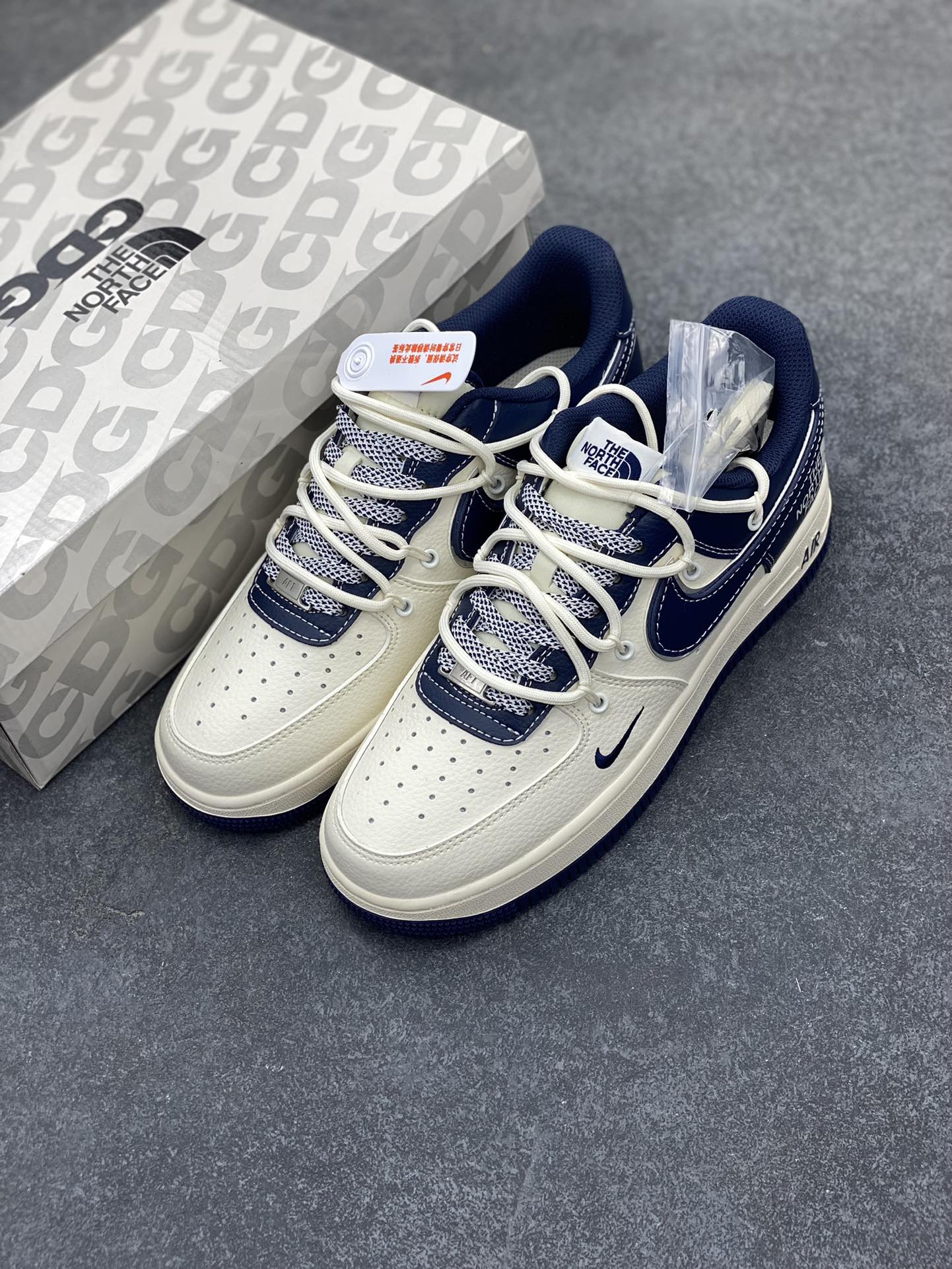 图片[8]-NIke Air Force 1 \’07 Low “北面联名——米蓝拼接抽绳”空军一号 低帮 运动鞋 休闲鞋 折边针车 工艺难度大 原楦头原纸板 原装鞋盒 定制五金配件 内置全掌气垫 原厂鞋底 货号：SJ1198-107 尺码：36 36.5 37.5 38 38.5 39 40 40.5 41 42 42.5 43 44 44.5 45-选品中心
