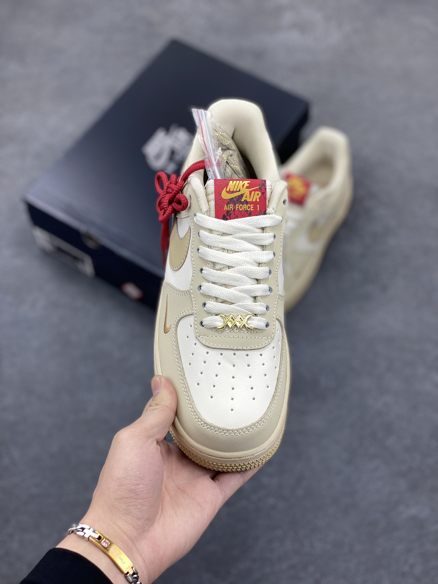 图片[2]-Nike Air Force 1 Low 蛇年限定浅棕 空军一号低帮运动休闲板鞋 原楦头原纸板 打造纯正空军版型 专注外贸渠道 全掌内置蜂窝气垫 原盒配件 原厂中底钢印、拉帮完美 货号：HV5990-172 尺码：36 36.5 37.5 38 38.5 39 40 40.5 41 42 42.5 43 44 44.5 45-选品中心