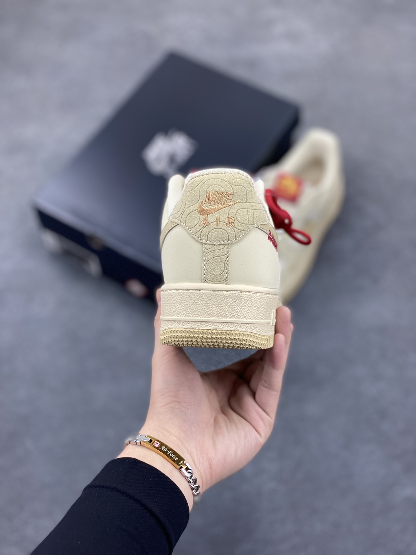 图片[4]-Nike Air Force 1 Low 蛇年限定浅棕 空军一号低帮运动休闲板鞋 原楦头原纸板 打造纯正空军版型 专注外贸渠道 全掌内置蜂窝气垫 原盒配件 原厂中底钢印、拉帮完美 货号：HV5990-172 尺码：36 36.5 37.5 38 38.5 39 40 40.5 41 42 42.5 43 44 44.5 45-选品中心