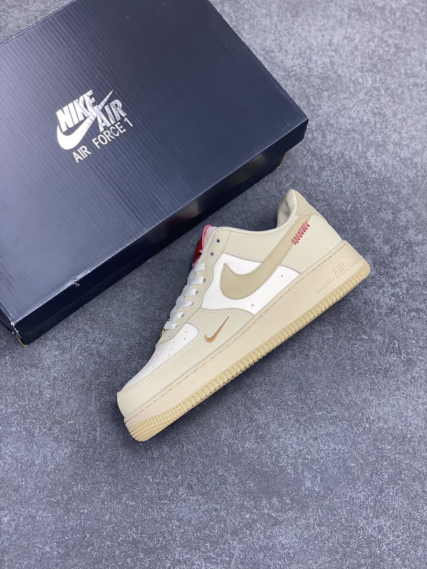 图片[7]-Nike Air Force 1 Low 蛇年限定浅棕 空军一号低帮运动休闲板鞋 原楦头原纸板 打造纯正空军版型 专注外贸渠道 全掌内置蜂窝气垫 原盒配件 原厂中底钢印、拉帮完美 货号：HV5990-172 尺码：36 36.5 37.5 38 38.5 39 40 40.5 41 42 42.5 43 44 44.5 45-选品中心