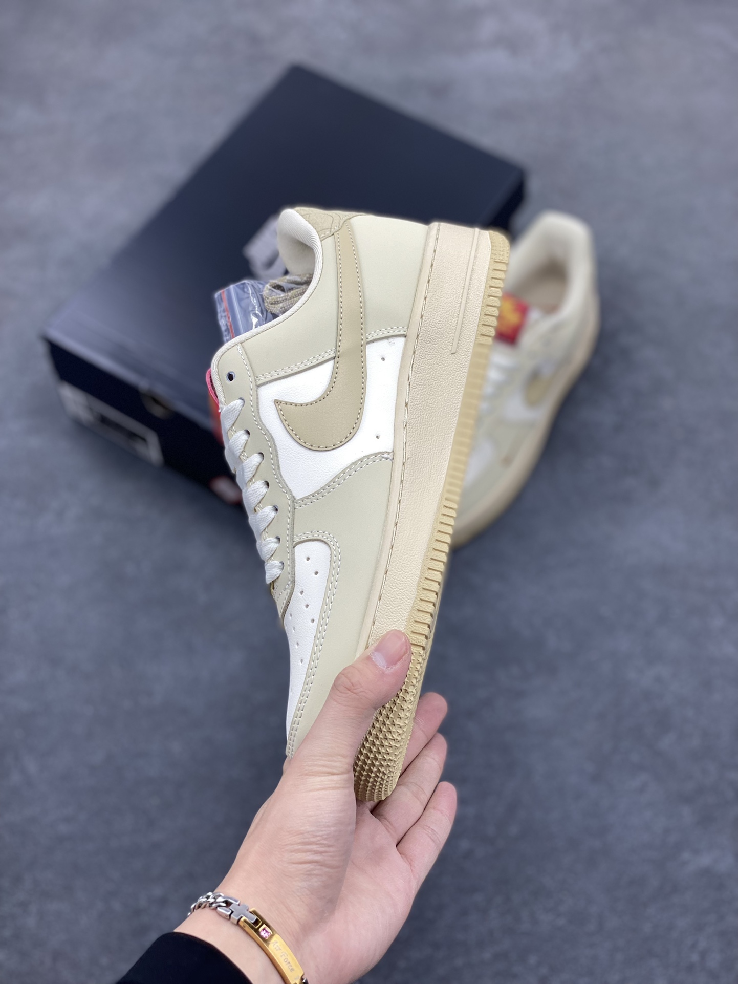 图片[3]-Nike Air Force 1 Low 蛇年限定浅棕 空军一号低帮运动休闲板鞋 原楦头原纸板 打造纯正空军版型 专注外贸渠道 全掌内置蜂窝气垫 原盒配件 原厂中底钢印、拉帮完美 货号：HV5990-172 尺码：36 36.5 37.5 38 38.5 39 40 40.5 41 42 42.5 43 44 44.5 45-选品中心