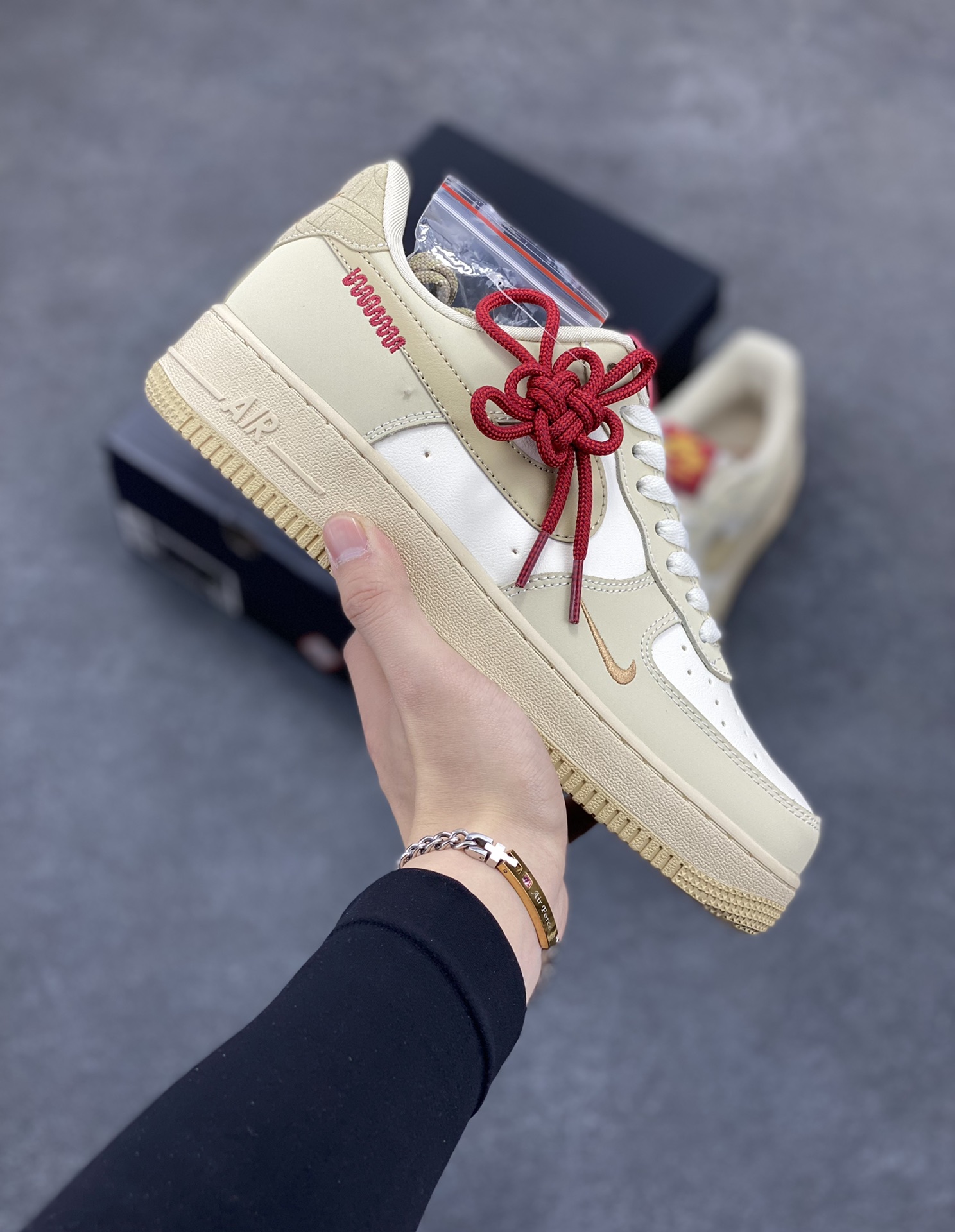 Nike Air Force 1 Low 蛇年限定浅棕 空军一号低帮运动休闲板鞋 原楦头原纸板 打造纯正空军版型 专注外贸渠道 全掌内置蜂窝气垫 原盒配件 原厂中底钢印、拉帮完美 货号：HV5990-172 尺码：36 36.5 37.5 38 38.5 39 40 40.5 41 42 42.5 43 44 44.5 45-选品中心