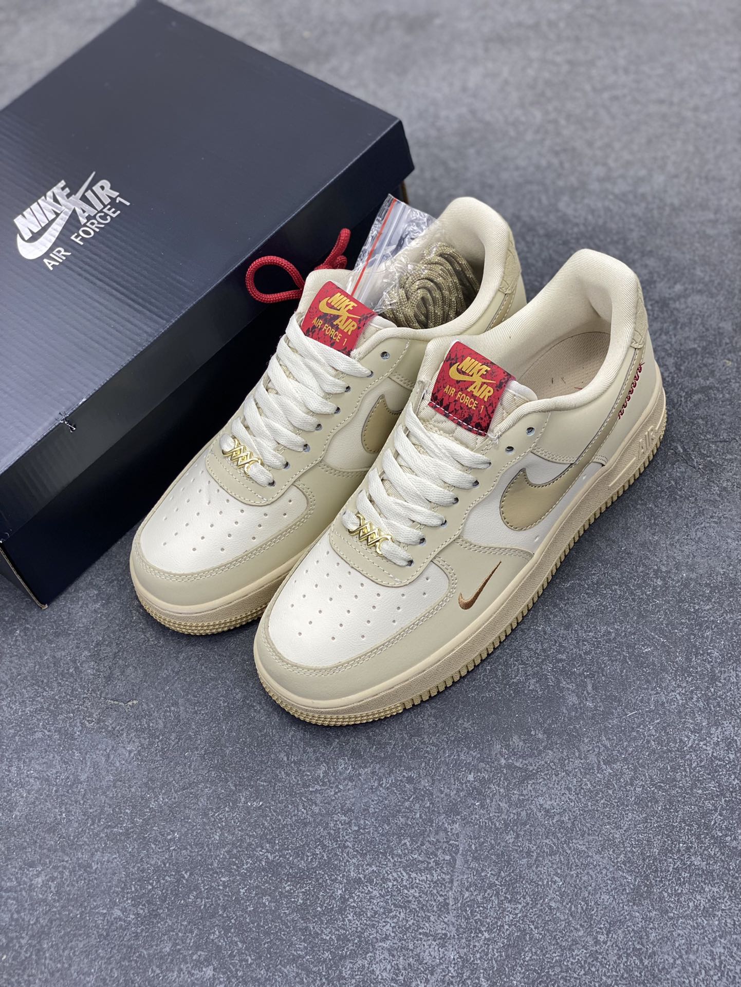 图片[8]-Nike Air Force 1 Low 蛇年限定浅棕 空军一号低帮运动休闲板鞋 原楦头原纸板 打造纯正空军版型 专注外贸渠道 全掌内置蜂窝气垫 原盒配件 原厂中底钢印、拉帮完美 货号：HV5990-172 尺码：36 36.5 37.5 38 38.5 39 40 40.5 41 42 42.5 43 44 44.5 45-选品中心