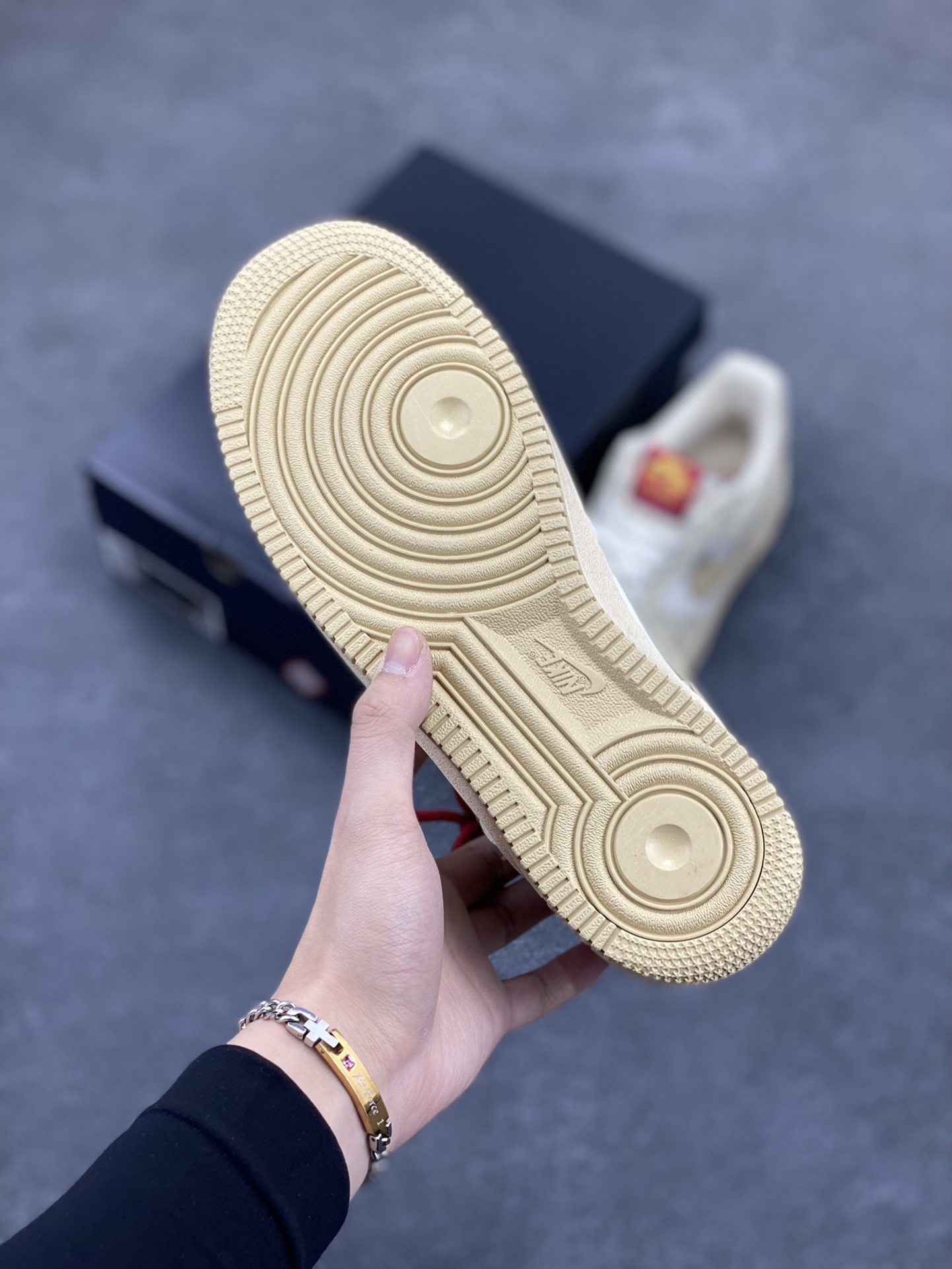 图片[5]-Nike Air Force 1 Low 蛇年限定浅棕 空军一号低帮运动休闲板鞋 原楦头原纸板 打造纯正空军版型 专注外贸渠道 全掌内置蜂窝气垫 原盒配件 原厂中底钢印、拉帮完美 货号：HV5990-172 尺码：36 36.5 37.5 38 38.5 39 40 40.5 41 42 42.5 43 44 44.5 45-选品中心