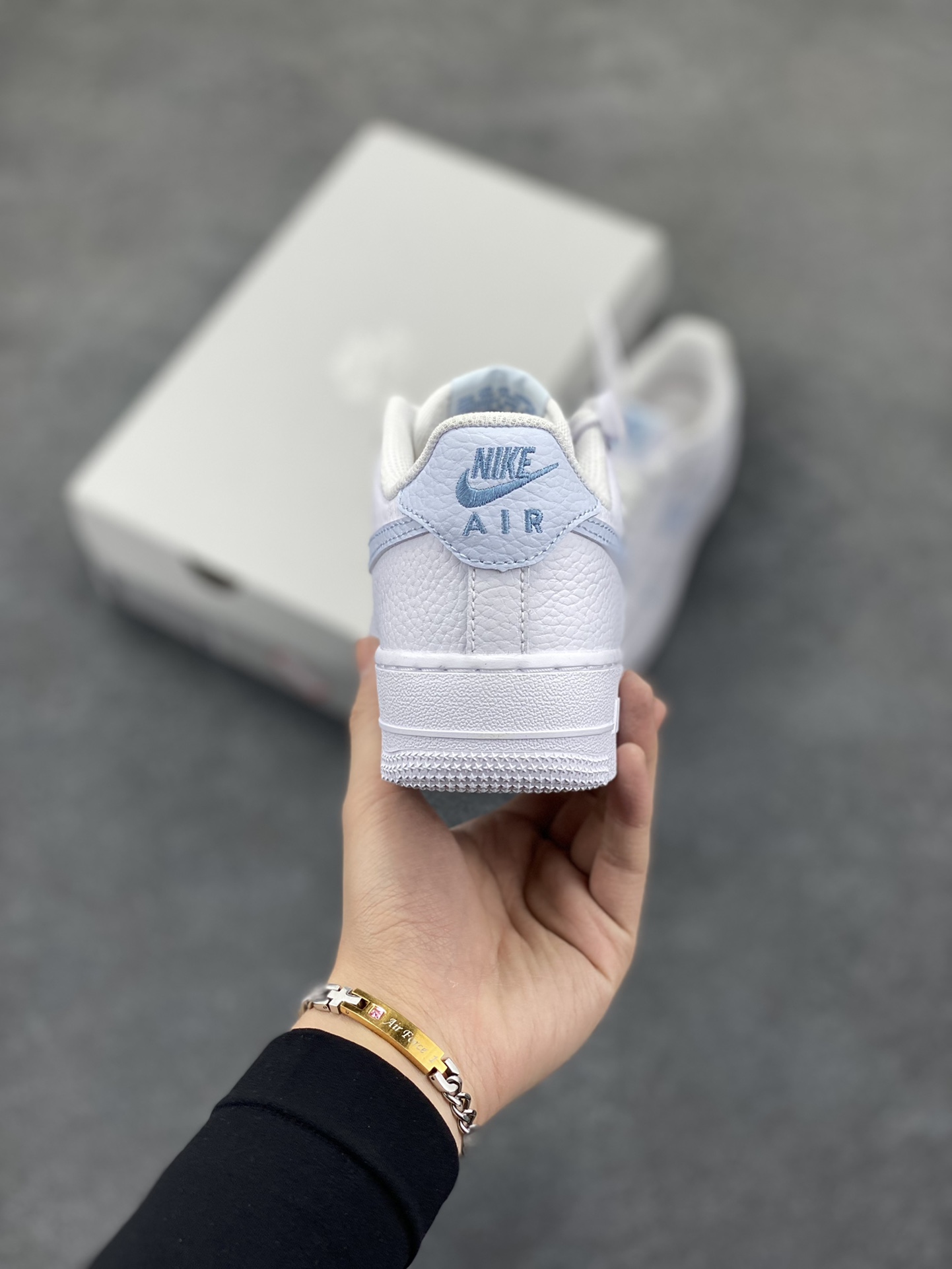 图片[4]-Nk Air Force 1\’07 Low 白月色 空军一号低帮休闲板鞋 原楦头原纸板 打造纯正空军版型#专注外贸渠道 全掌内置蜂窝气垫 #原盒配件 原厂中底钢印、拉帮完美 货号：HV2511-100 尺码：35.5 36 36.5 37.5 38 38.5 39 40 40.5 41 42 42.5 43 44 44.5 45-选品中心