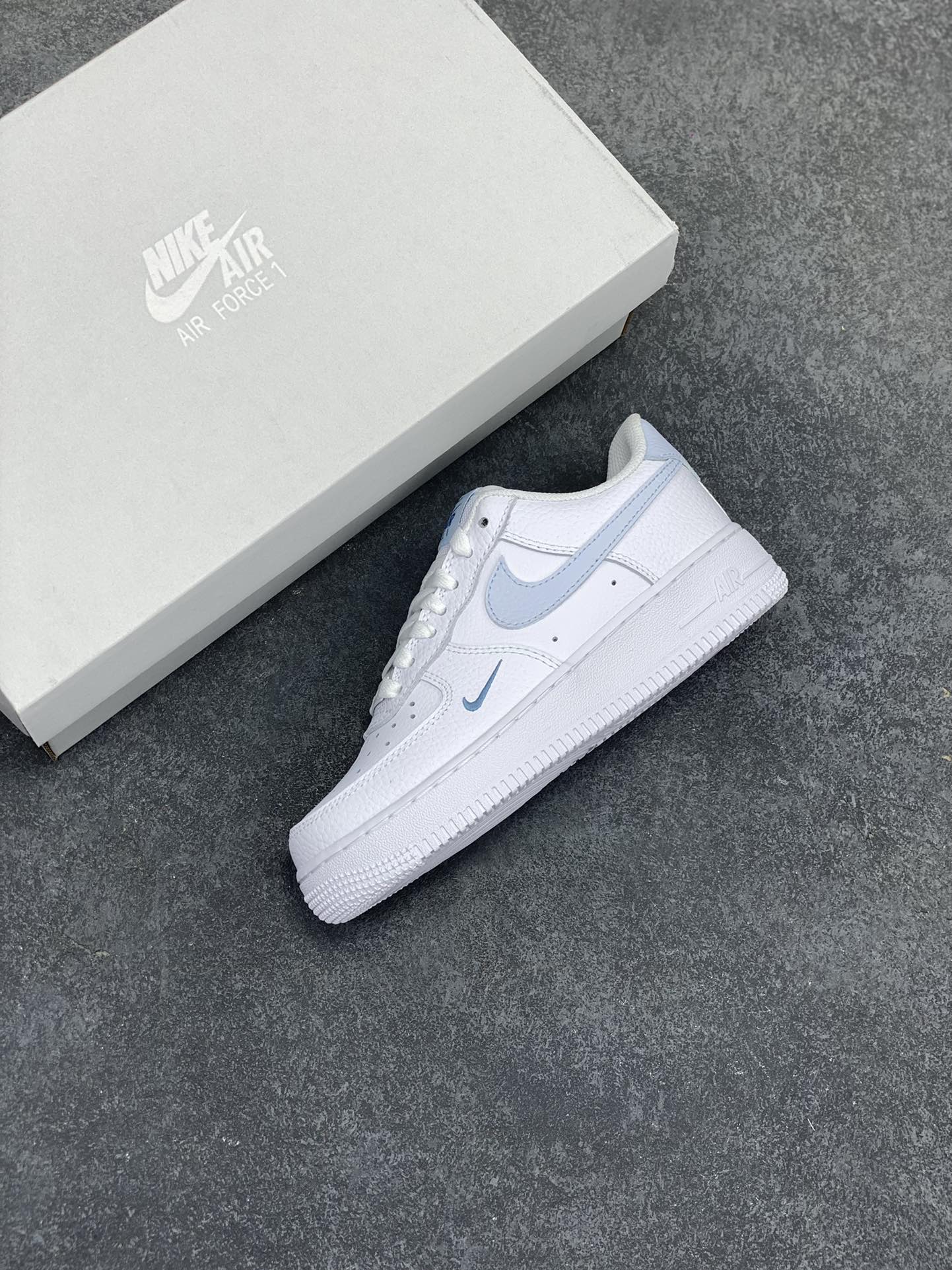 图片[7]-Nk Air Force 1\’07 Low 白月色 空军一号低帮休闲板鞋 原楦头原纸板 打造纯正空军版型#专注外贸渠道 全掌内置蜂窝气垫 #原盒配件 原厂中底钢印、拉帮完美 货号：HV2511-100 尺码：35.5 36 36.5 37.5 38 38.5 39 40 40.5 41 42 42.5 43 44 44.5 45-选品中心