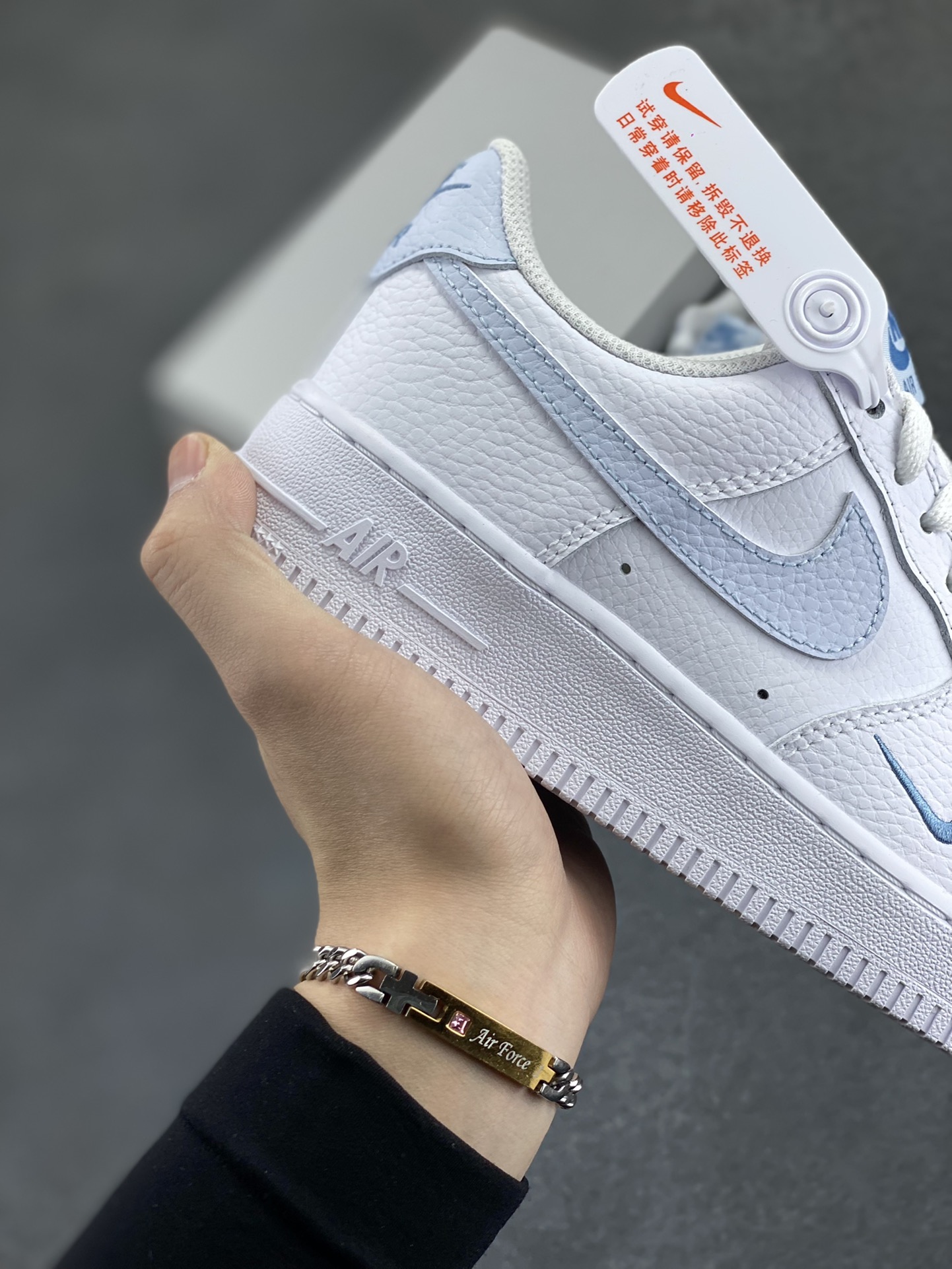 图片[6]-Nk Air Force 1\’07 Low 白月色 空军一号低帮休闲板鞋 原楦头原纸板 打造纯正空军版型#专注外贸渠道 全掌内置蜂窝气垫 #原盒配件 原厂中底钢印、拉帮完美 货号：HV2511-100 尺码：35.5 36 36.5 37.5 38 38.5 39 40 40.5 41 42 42.5 43 44 44.5 45-选品中心