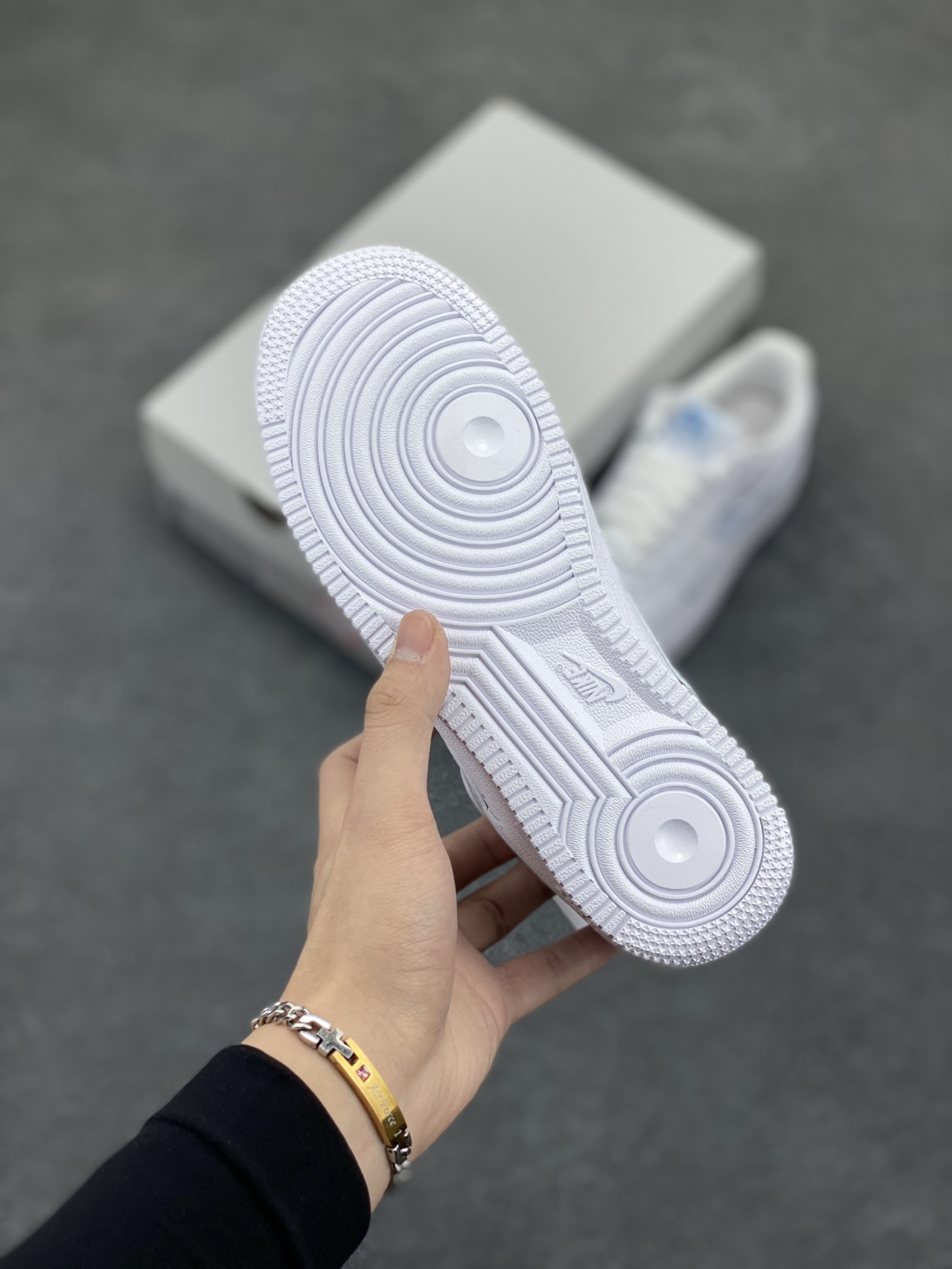 图片[5]-Nk Air Force 1\’07 Low 白月色 空军一号低帮休闲板鞋 原楦头原纸板 打造纯正空军版型#专注外贸渠道 全掌内置蜂窝气垫 #原盒配件 原厂中底钢印、拉帮完美 货号：HV2511-100 尺码：35.5 36 36.5 37.5 38 38.5 39 40 40.5 41 42 42.5 43 44 44.5 45-选品中心