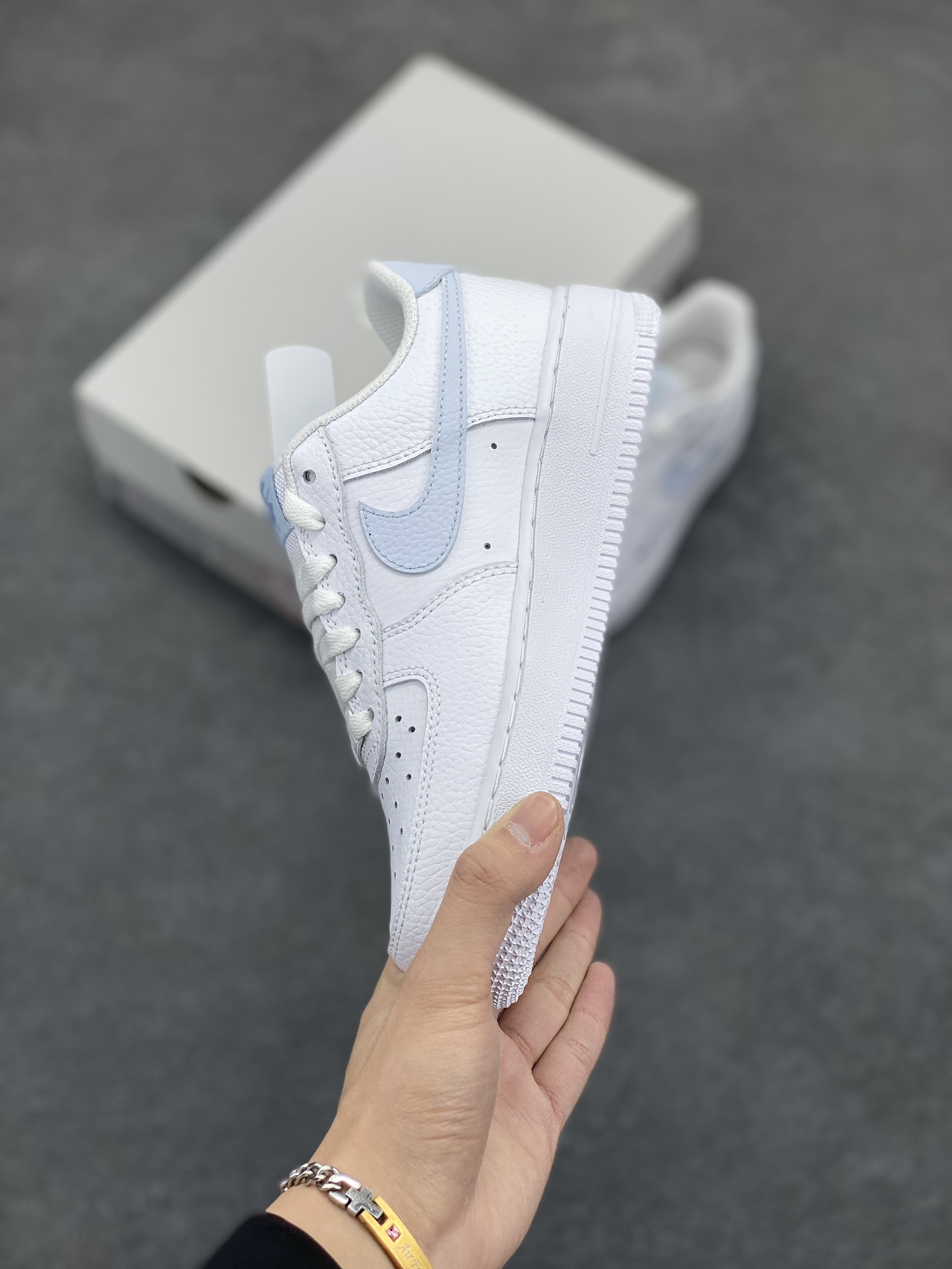 图片[3]-Nk Air Force 1\’07 Low 白月色 空军一号低帮休闲板鞋 原楦头原纸板 打造纯正空军版型#专注外贸渠道 全掌内置蜂窝气垫 #原盒配件 原厂中底钢印、拉帮完美 货号：HV2511-100 尺码：35.5 36 36.5 37.5 38 38.5 39 40 40.5 41 42 42.5 43 44 44.5 45-选品中心