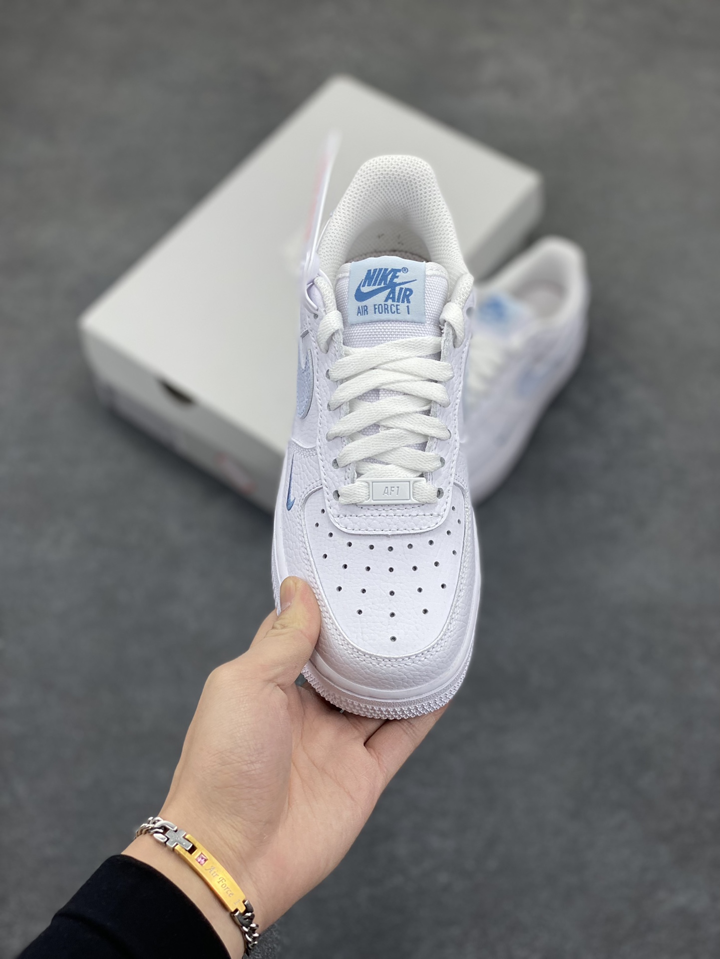 图片[2]-Nk Air Force 1\’07 Low 白月色 空军一号低帮休闲板鞋 原楦头原纸板 打造纯正空军版型#专注外贸渠道 全掌内置蜂窝气垫 #原盒配件 原厂中底钢印、拉帮完美 货号：HV2511-100 尺码：35.5 36 36.5 37.5 38 38.5 39 40 40.5 41 42 42.5 43 44 44.5 45-选品中心