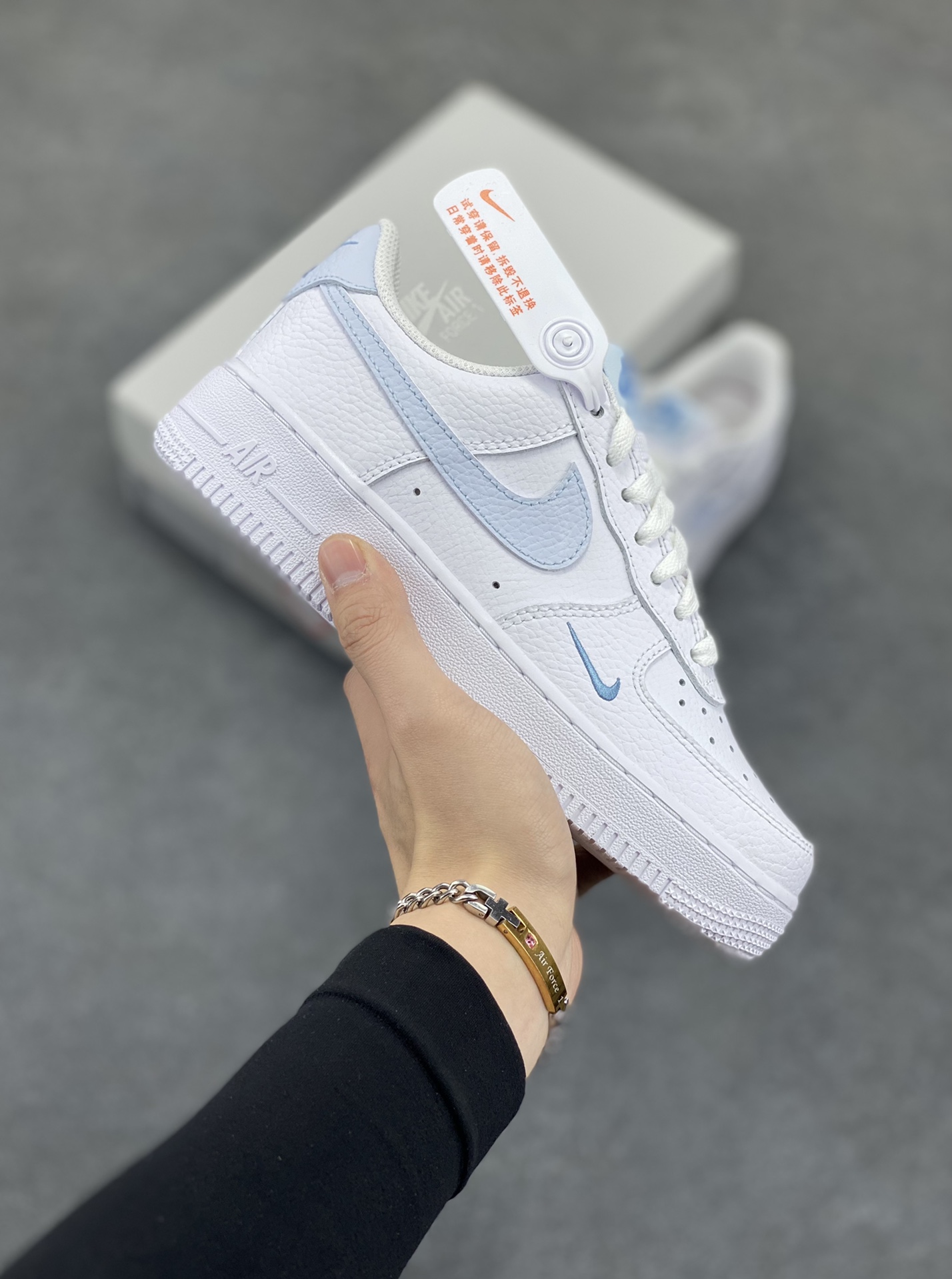 Nk Air Force 1\'07 Low 白月色 空军一号低帮休闲板鞋 原楦头原纸板 打造纯正空军版型#专注外贸渠道 全掌内置蜂窝气垫 #原盒配件 原厂中底钢印、拉帮完美 货号：HV2511-100 尺码：35.5 36 36.5 37.5 38 38.5 39 40 40.5 41 42 42.5 43 44 44.5 45-选品中心