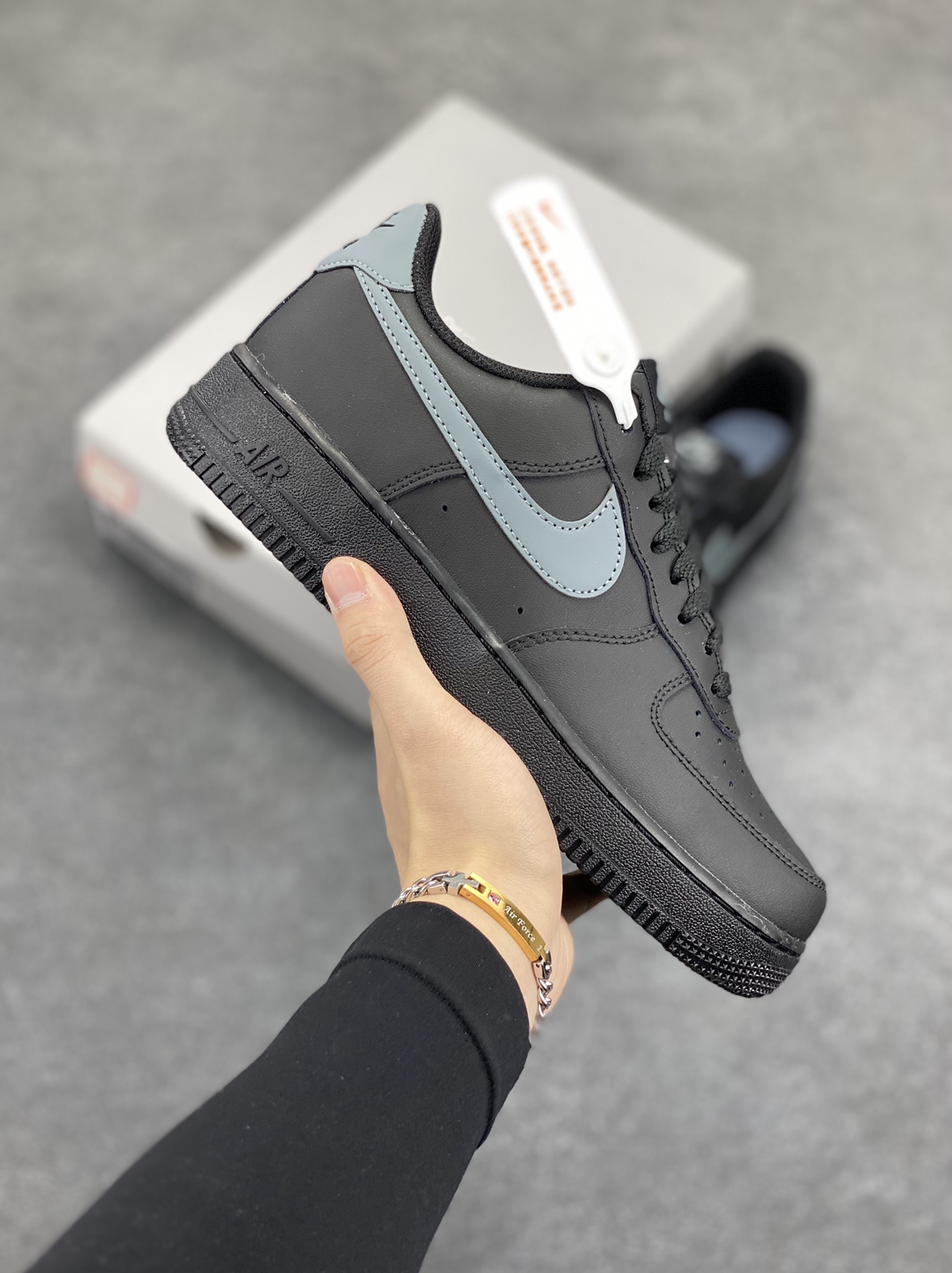 NK Air Force 1 空军一号 黑灰 原楦头原纸板 打造纯正空军版型#专注外贸渠道 全掌内置蜂窝气垫 #原盒配件 原厂中底钢印、拉帮完美 货号:FJ4146-003 尺码:35.5 36 36.5 37.5 38 38.5 39 40 40.5 41 42 42.5 43 44 44.5 45-选品中心