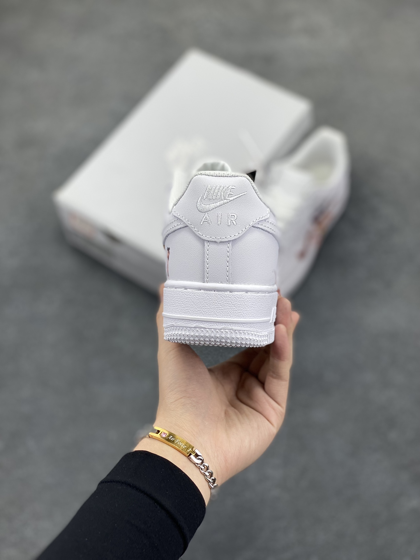 图片[4]-Nike Air Force 1 Low 空军一号低帮百搭休闲运动板鞋。柔软、弹性十足的缓震性能和出色的中底设计，横跨复古与现代的外型结合，造就出风靡全球三十多年的Force 1，直到今天还深受青睐。 货号：CW2288-111 尺码：36 36.5 37.5 38 38.5 39 40 40.5 41 42 42.5 43 44 44.5 45-选品中心