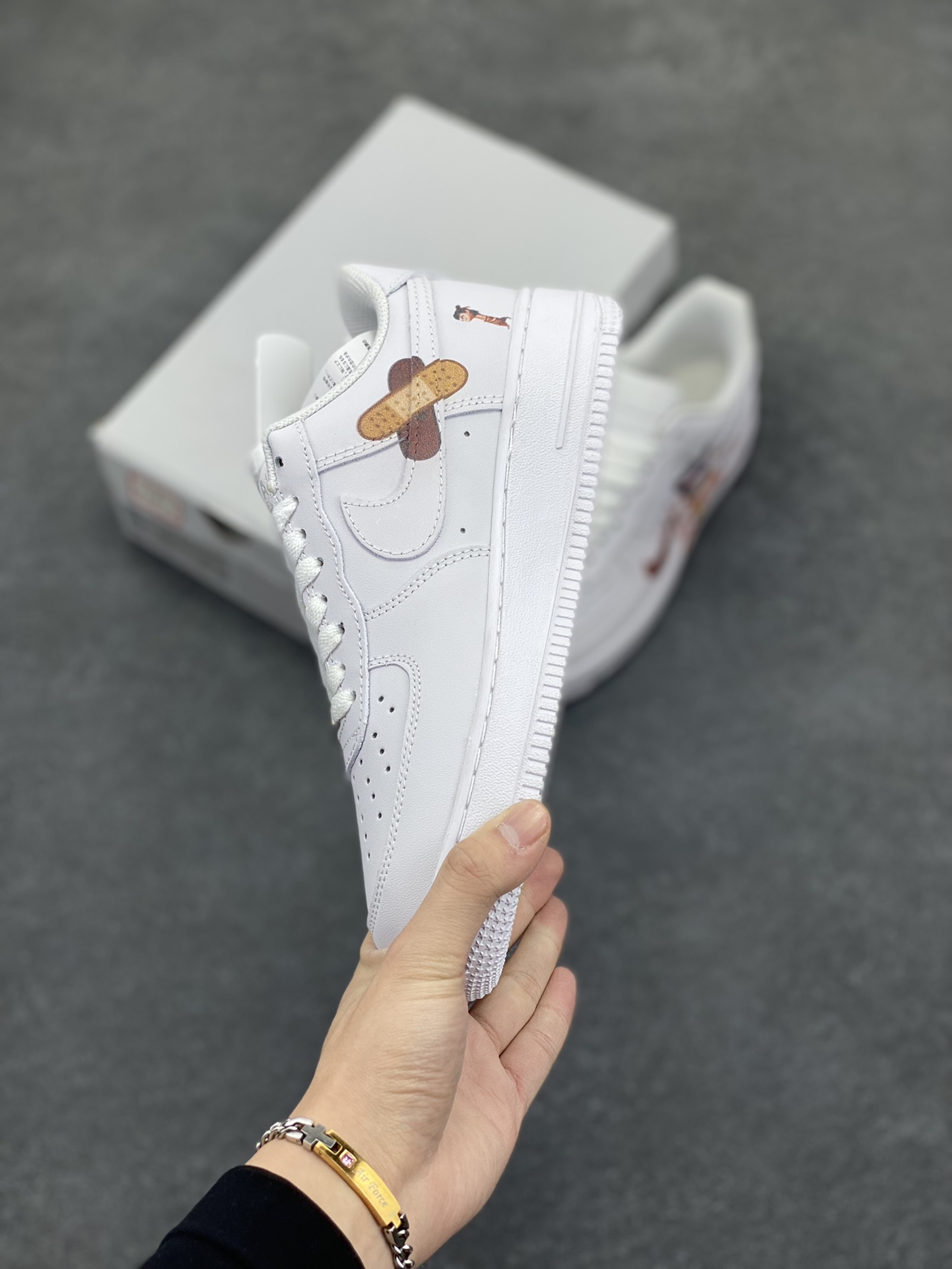图片[3]-Nike Air Force 1 Low 空军一号低帮百搭休闲运动板鞋。柔软、弹性十足的缓震性能和出色的中底设计，横跨复古与现代的外型结合，造就出风靡全球三十多年的Force 1，直到今天还深受青睐。 货号：CW2288-111 尺码：36 36.5 37.5 38 38.5 39 40 40.5 41 42 42.5 43 44 44.5 45-选品中心