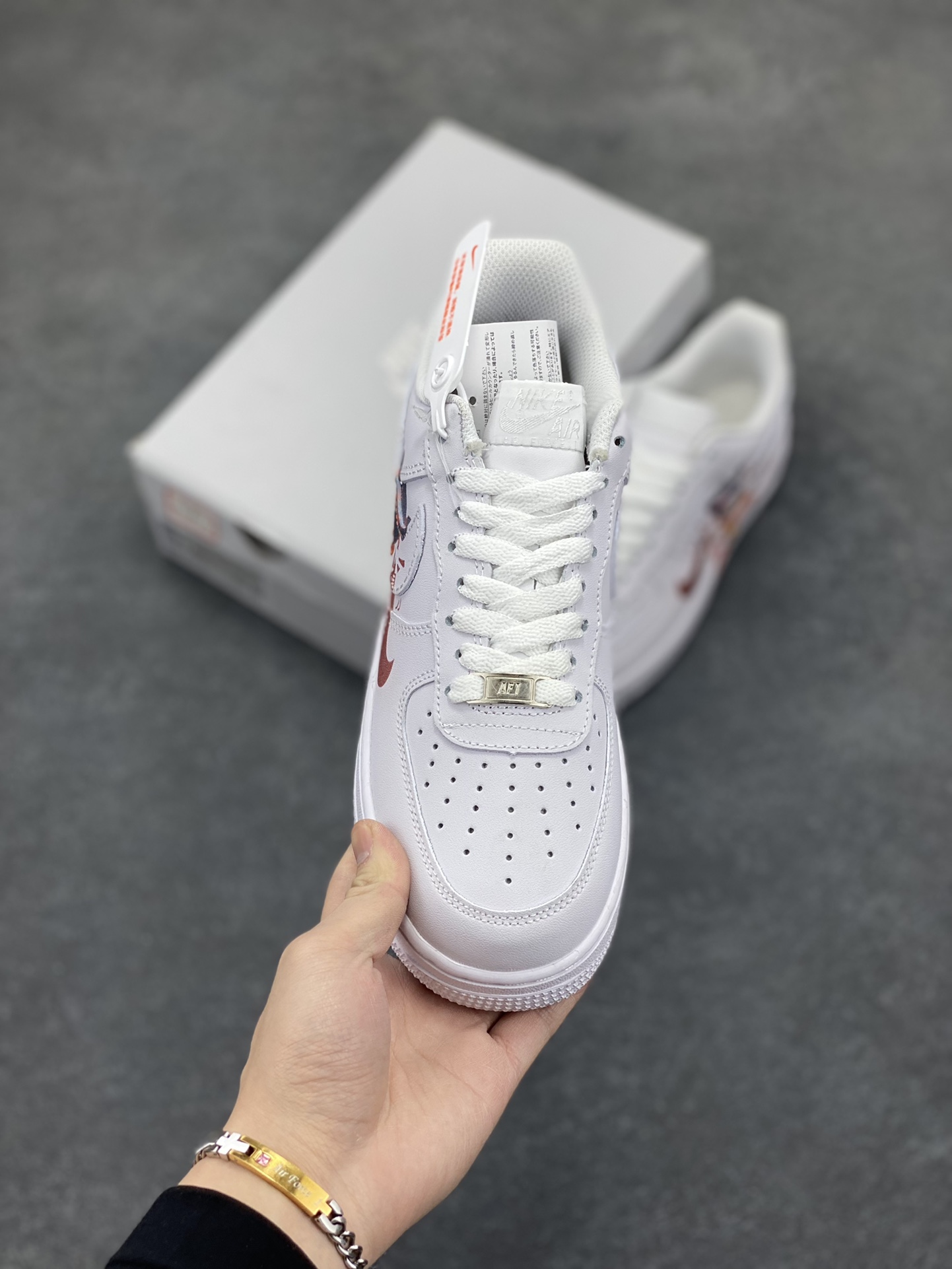 图片[2]-Nike Air Force 1 Low 空军一号低帮百搭休闲运动板鞋。柔软、弹性十足的缓震性能和出色的中底设计，横跨复古与现代的外型结合，造就出风靡全球三十多年的Force 1，直到今天还深受青睐。 货号：CW2288-111 尺码：36 36.5 37.5 38 38.5 39 40 40.5 41 42 42.5 43 44 44.5 45-选品中心
