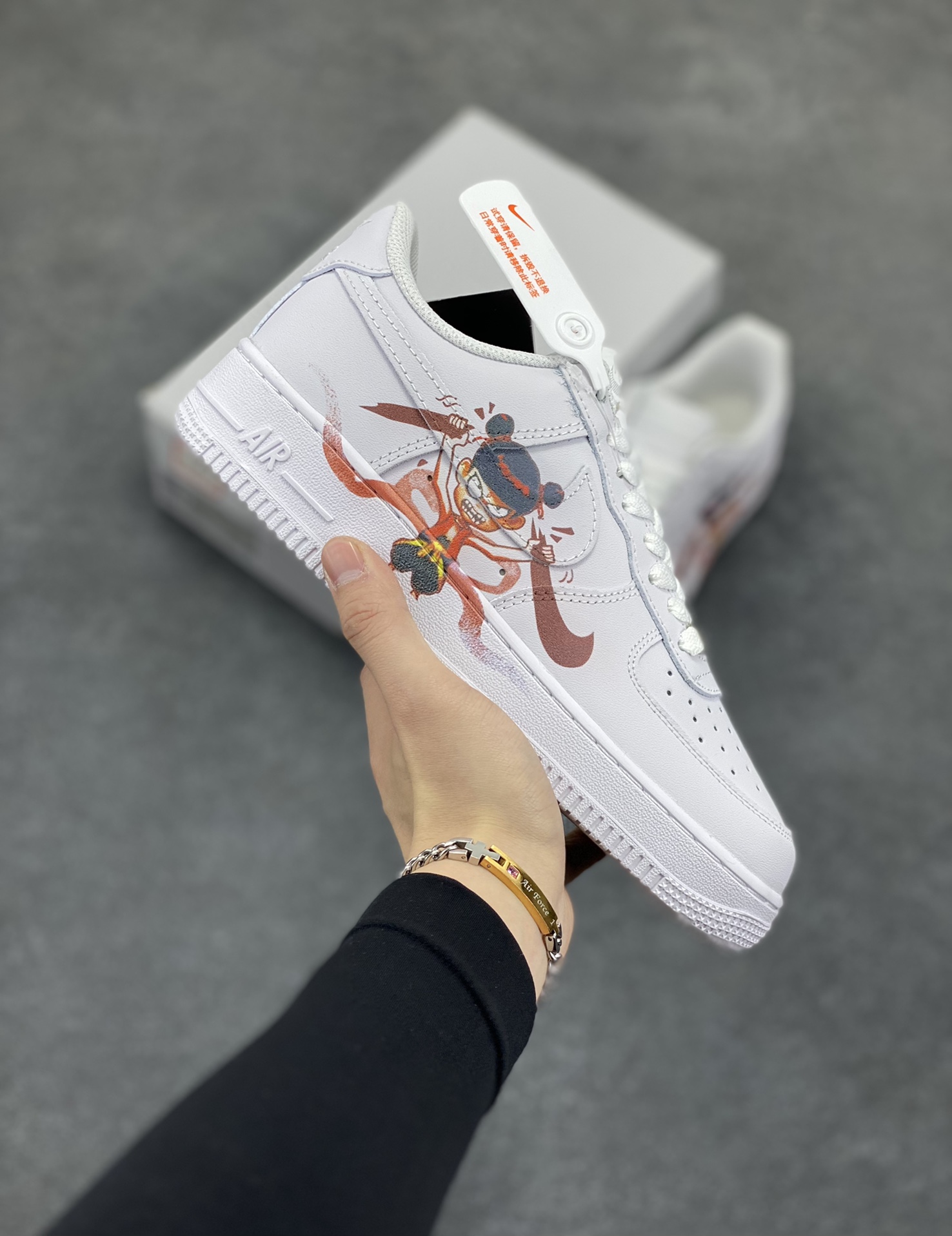 Nike Air Force 1 Low 空军一号低帮百搭休闲运动板鞋。柔软、弹性十足的缓震性能和出色的中底设计,横跨复古与现代的外型结合,造就出风靡全球三十多年的Force 1,直到今天还深受青睐。 货号:CW2288-111 尺码:36 36.5 37.5 38 38.5 39 40 40.5 41 42 42.5 43 44 44.5 45-选品中心
