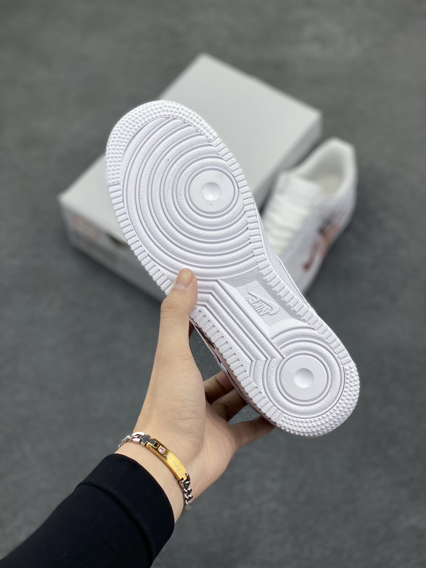 图片[5]-Nike Air Force 1 Low 空军一号低帮百搭休闲运动板鞋。柔软、弹性十足的缓震性能和出色的中底设计，横跨复古与现代的外型结合，造就出风靡全球三十多年的Force 1，直到今天还深受青睐。 货号：CW2288-111 尺码：36 36.5 37.5 38 38.5 39 40 40.5 41 42 42.5 43 44 44.5 45-选品中心