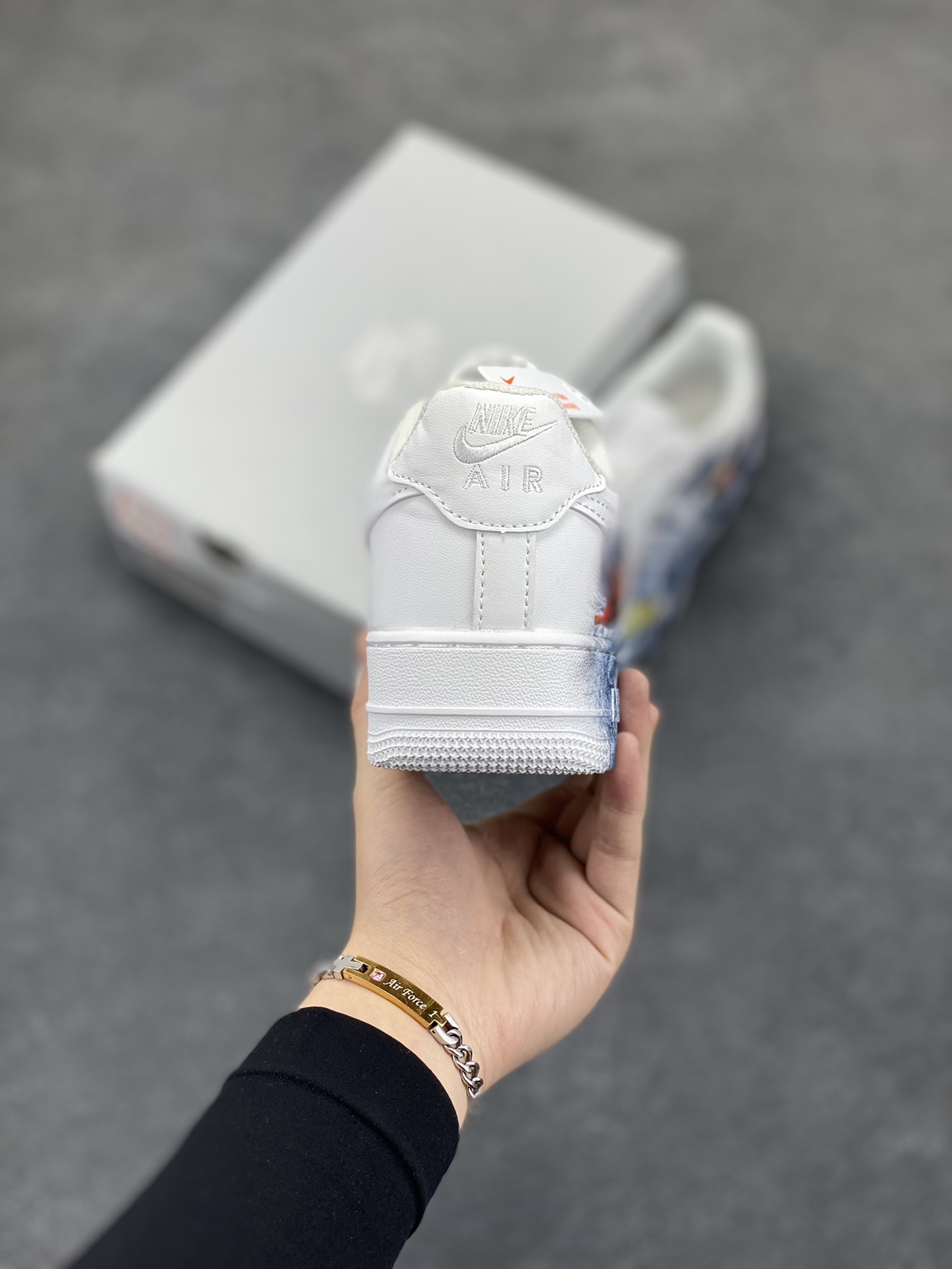 图片[4]-Nike Air Force 1 Low 空军一号低帮百搭休闲运动板鞋。柔软、弹性十足的缓震性能和出色的中底设计，横跨复古与现代的外型结合，造就出风靡全球三十多年的Force 1，直到今天还深受青睐。 货号：CW2288-111 尺码：36 36.5 37.5 38 38.5 39 40 40.5 41 42 42.5 43 44 44.5 45-选品中心