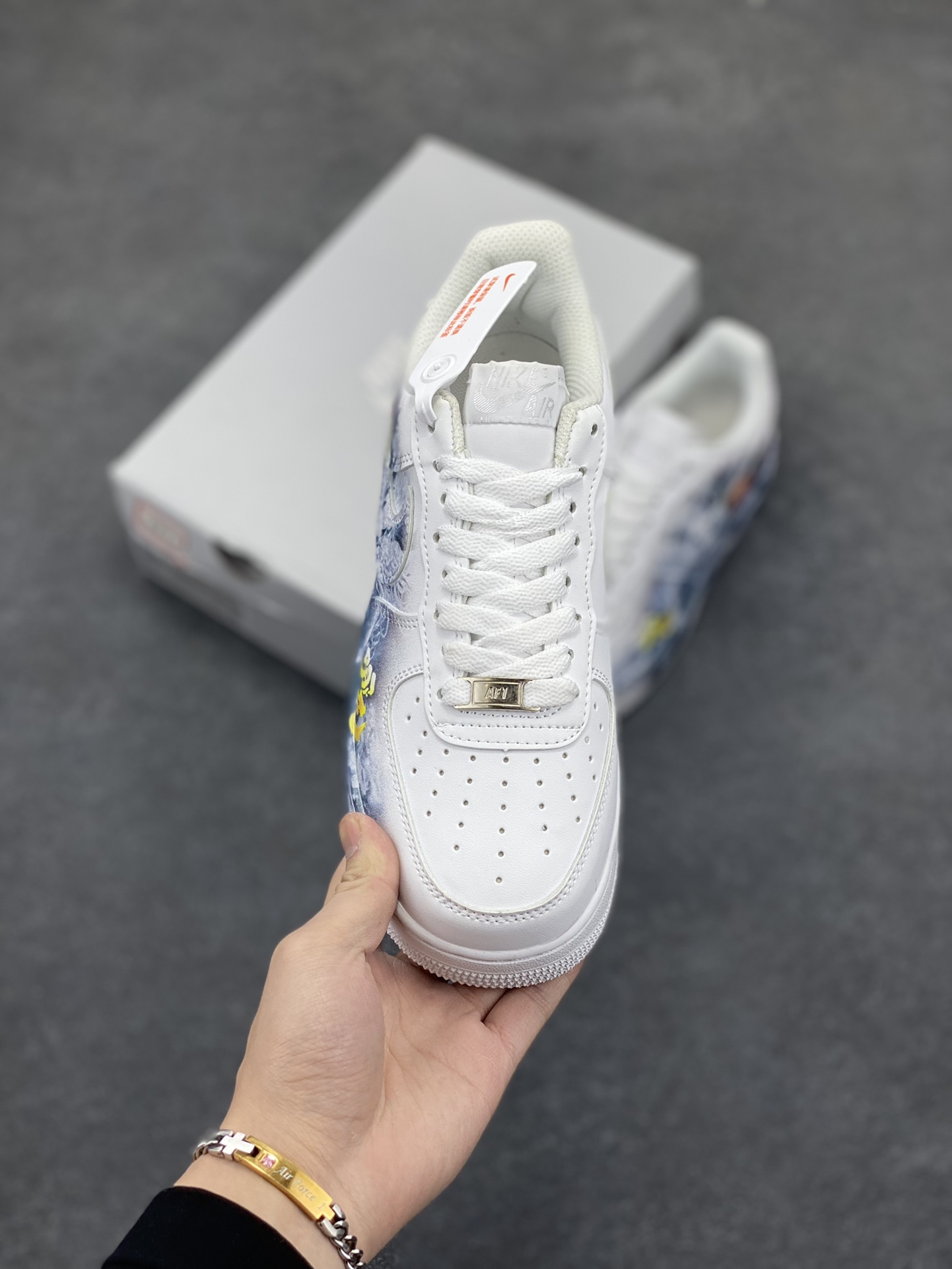 图片[2]-Nike Air Force 1 Low 空军一号低帮百搭休闲运动板鞋。柔软、弹性十足的缓震性能和出色的中底设计，横跨复古与现代的外型结合，造就出风靡全球三十多年的Force 1，直到今天还深受青睐。 货号：CW2288-111 尺码：36 36.5 37.5 38 38.5 39 40 40.5 41 42 42.5 43 44 44.5 45-选品中心