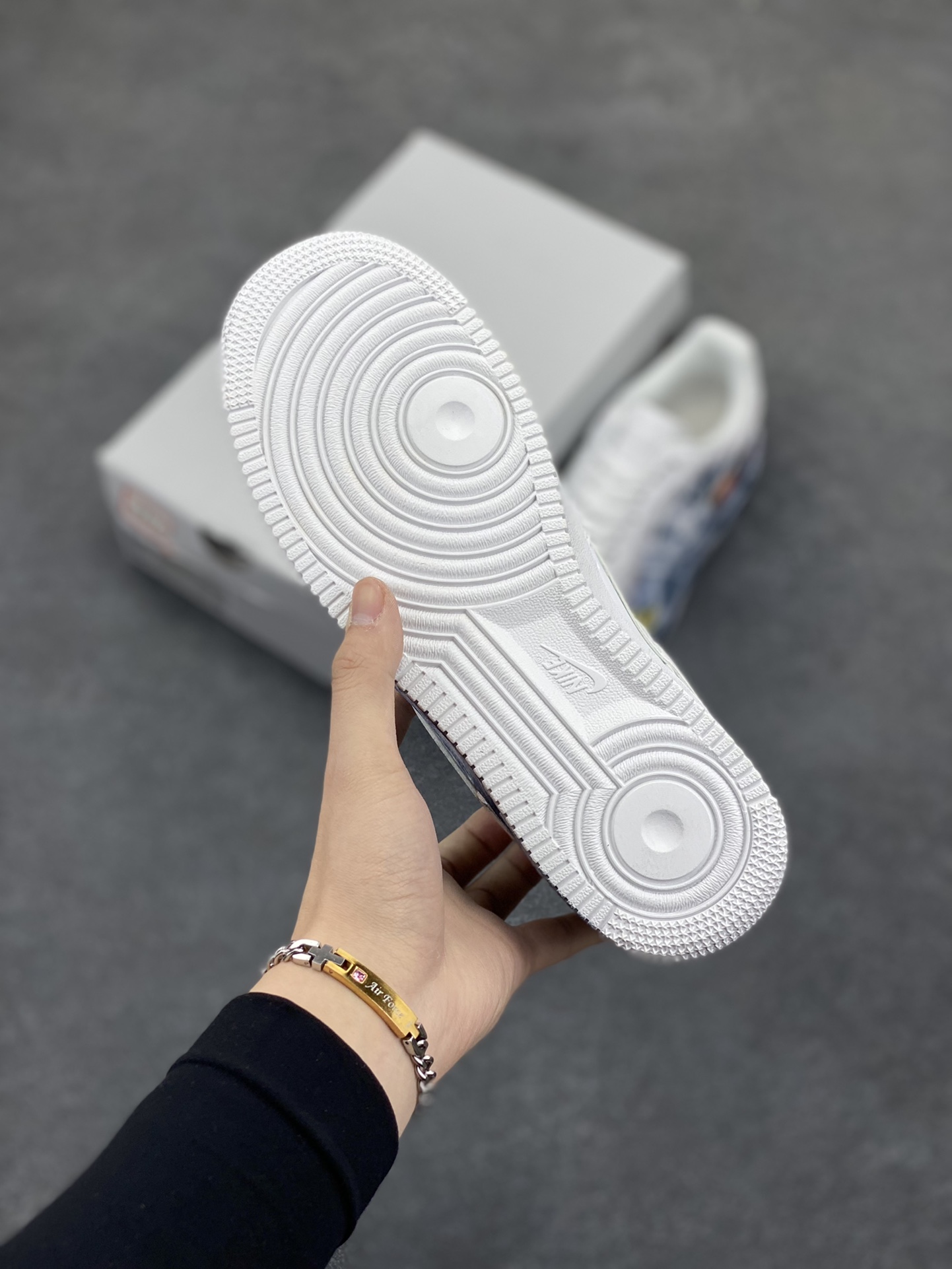 图片[5]-Nike Air Force 1 Low 空军一号低帮百搭休闲运动板鞋。柔软、弹性十足的缓震性能和出色的中底设计，横跨复古与现代的外型结合，造就出风靡全球三十多年的Force 1，直到今天还深受青睐。 货号：CW2288-111 尺码：36 36.5 37.5 38 38.5 39 40 40.5 41 42 42.5 43 44 44.5 45-选品中心