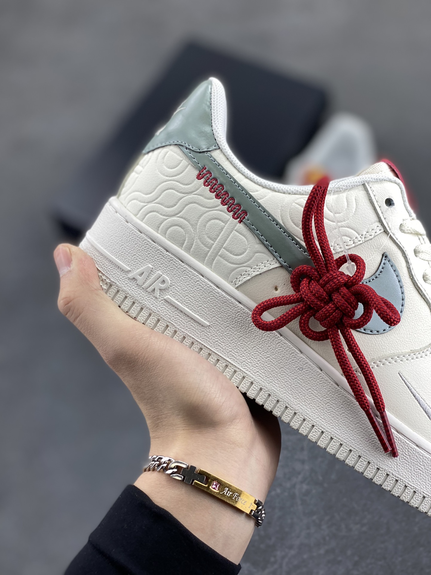 图片[6]-Nike Air Force 1 Low 蛇年 空军一号低帮运动休闲板鞋 原楦头原纸板 打造纯正空军版型#专注外贸渠道 全掌内置蜂窝气垫 #原盒配件 原厂中底钢印、拉帮完美 货号：HV5979-130 尺码：36 36.5 37.5 38 38.5 39 40 40.5 41 42 42.5 43 44 44.5 45-选品中心