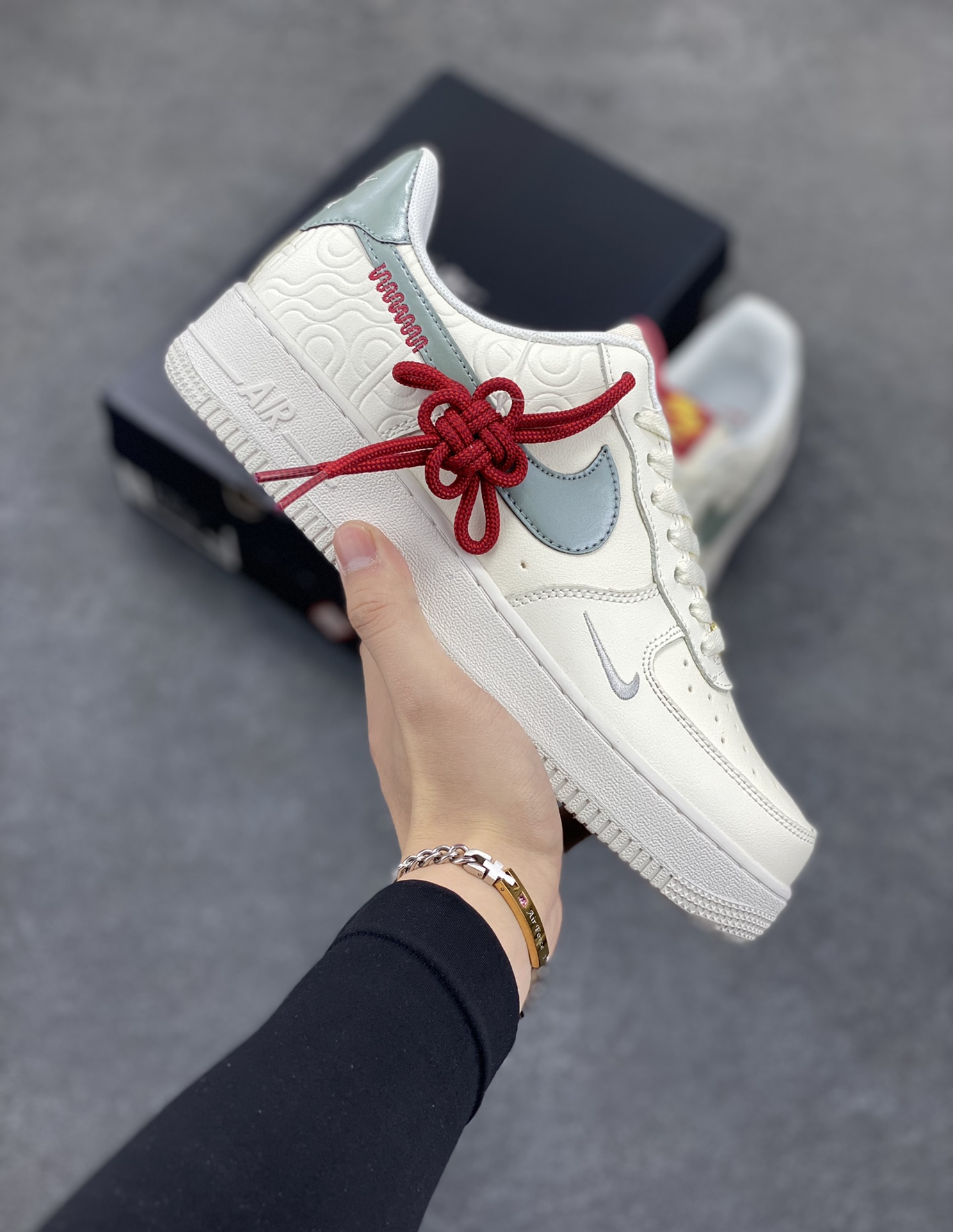 Nike Air Force 1 Low 蛇年 空军一号低帮运动休闲板鞋 原楦头原纸板 打造纯正空军版型#专注外贸渠道 全掌内置蜂窝气垫 #原盒配件 原厂中底钢印、拉帮完美 货号：HV5979-130 尺码：36 36.5 37.5 38 38.5 39 40 40.5 41 42 42.5 43 44 44.5 45-选品中心