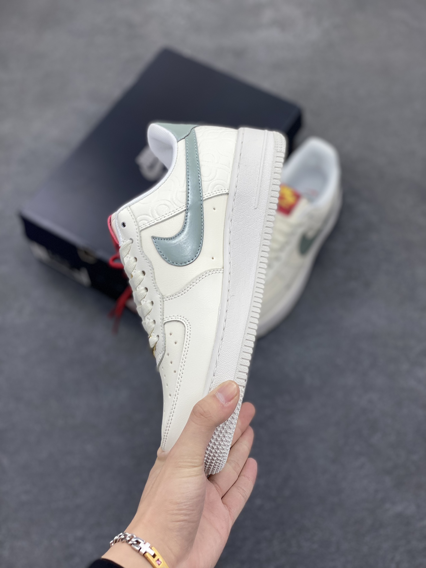 图片[3]-Nike Air Force 1 Low 蛇年 空军一号低帮运动休闲板鞋 原楦头原纸板 打造纯正空军版型#专注外贸渠道 全掌内置蜂窝气垫 #原盒配件 原厂中底钢印、拉帮完美 货号：HV5979-130 尺码：36 36.5 37.5 38 38.5 39 40 40.5 41 42 42.5 43 44 44.5 45-选品中心