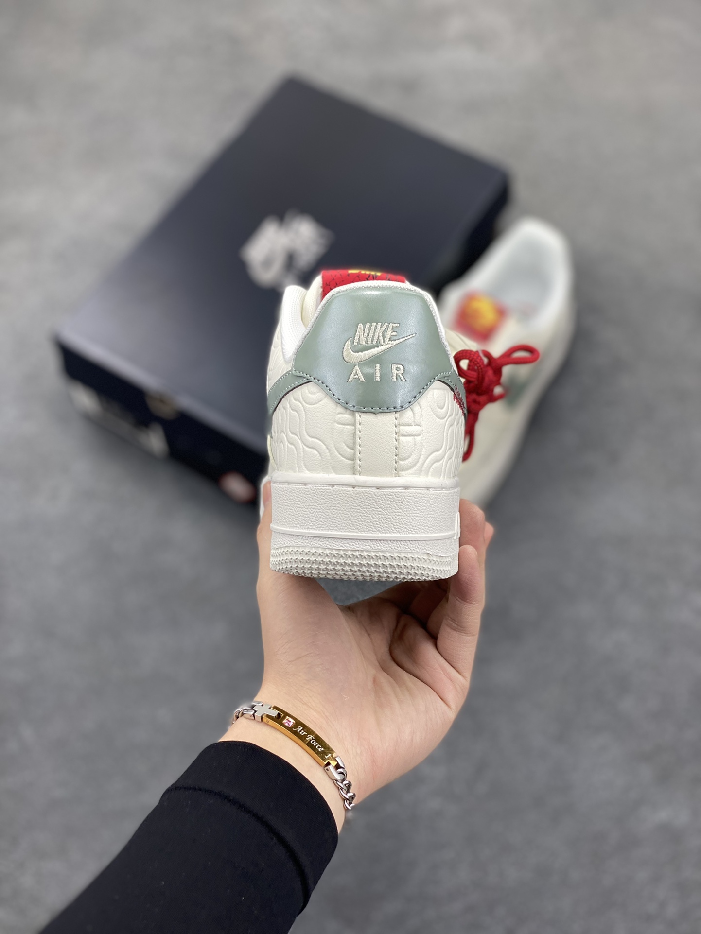 图片[4]-Nike Air Force 1 Low 蛇年 空军一号低帮运动休闲板鞋 原楦头原纸板 打造纯正空军版型#专注外贸渠道 全掌内置蜂窝气垫 #原盒配件 原厂中底钢印、拉帮完美 货号：HV5979-130 尺码：36 36.5 37.5 38 38.5 39 40 40.5 41 42 42.5 43 44 44.5 45-选品中心