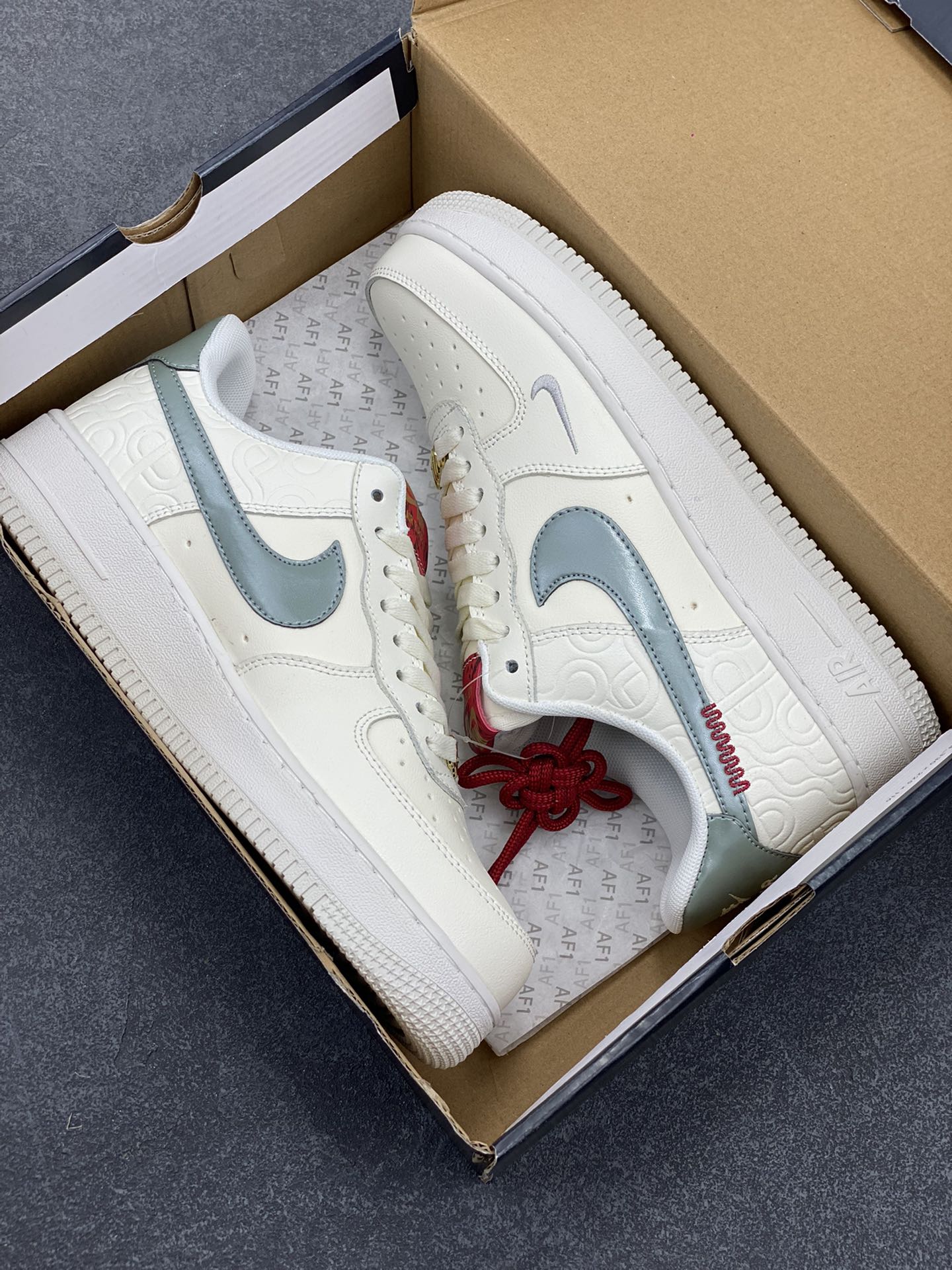 图片[9]-Nike Air Force 1 Low 蛇年 空军一号低帮运动休闲板鞋 原楦头原纸板 打造纯正空军版型#专注外贸渠道 全掌内置蜂窝气垫 #原盒配件 原厂中底钢印、拉帮完美 货号：HV5979-130 尺码：36 36.5 37.5 38 38.5 39 40 40.5 41 42 42.5 43 44 44.5 45-选品中心