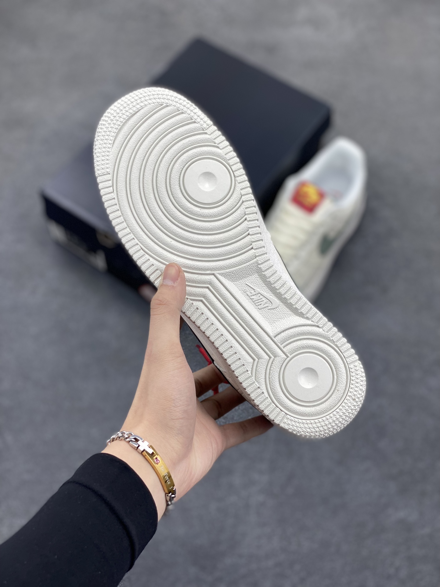 图片[5]-Nike Air Force 1 Low 蛇年 空军一号低帮运动休闲板鞋 原楦头原纸板 打造纯正空军版型#专注外贸渠道 全掌内置蜂窝气垫 #原盒配件 原厂中底钢印、拉帮完美 货号：HV5979-130 尺码：36 36.5 37.5 38 38.5 39 40 40.5 41 42 42.5 43 44 44.5 45-选品中心