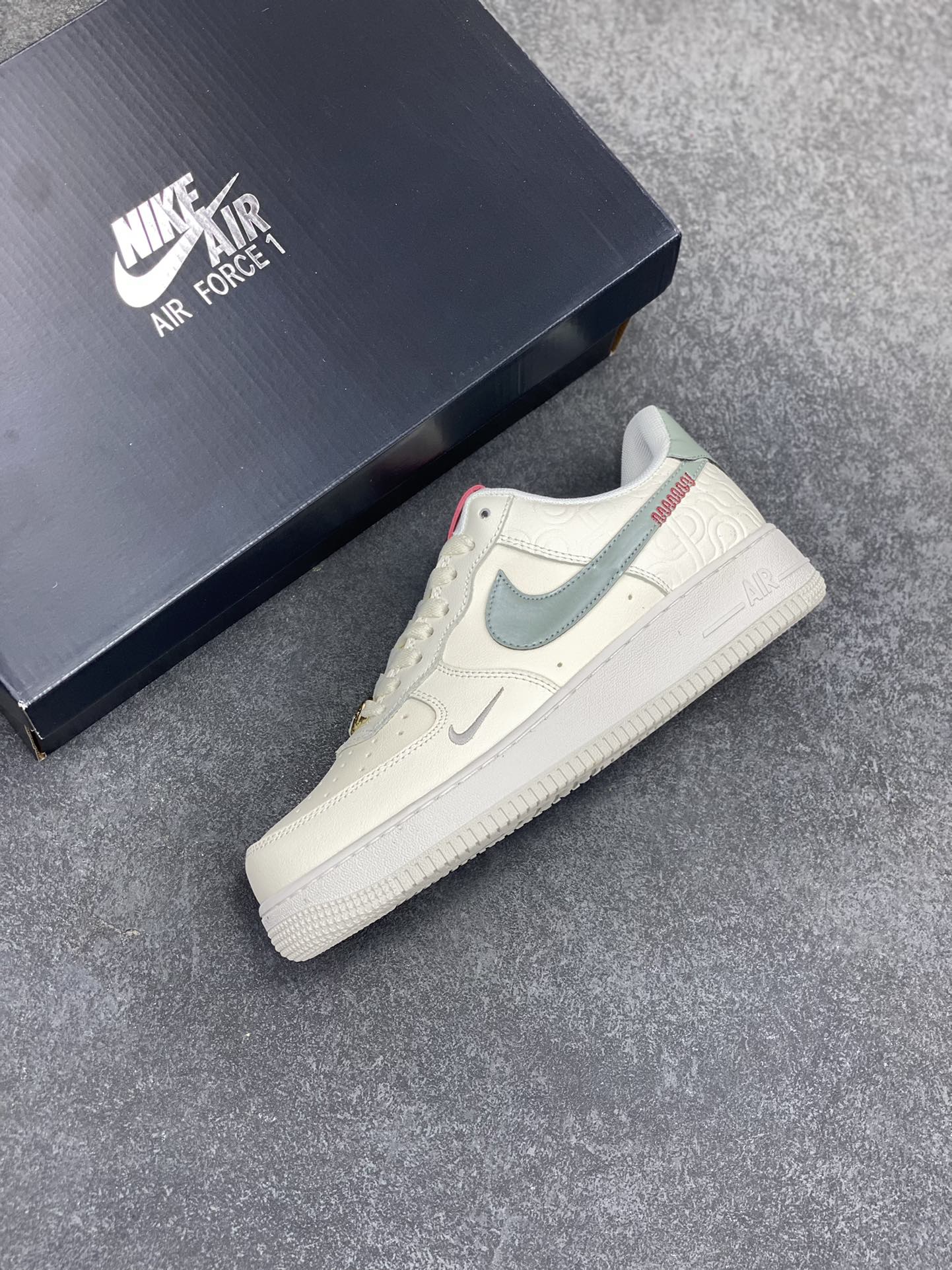 图片[7]-Nike Air Force 1 Low 蛇年 空军一号低帮运动休闲板鞋 原楦头原纸板 打造纯正空军版型#专注外贸渠道 全掌内置蜂窝气垫 #原盒配件 原厂中底钢印、拉帮完美 货号：HV5979-130 尺码：36 36.5 37.5 38 38.5 39 40 40.5 41 42 42.5 43 44 44.5 45-选品中心