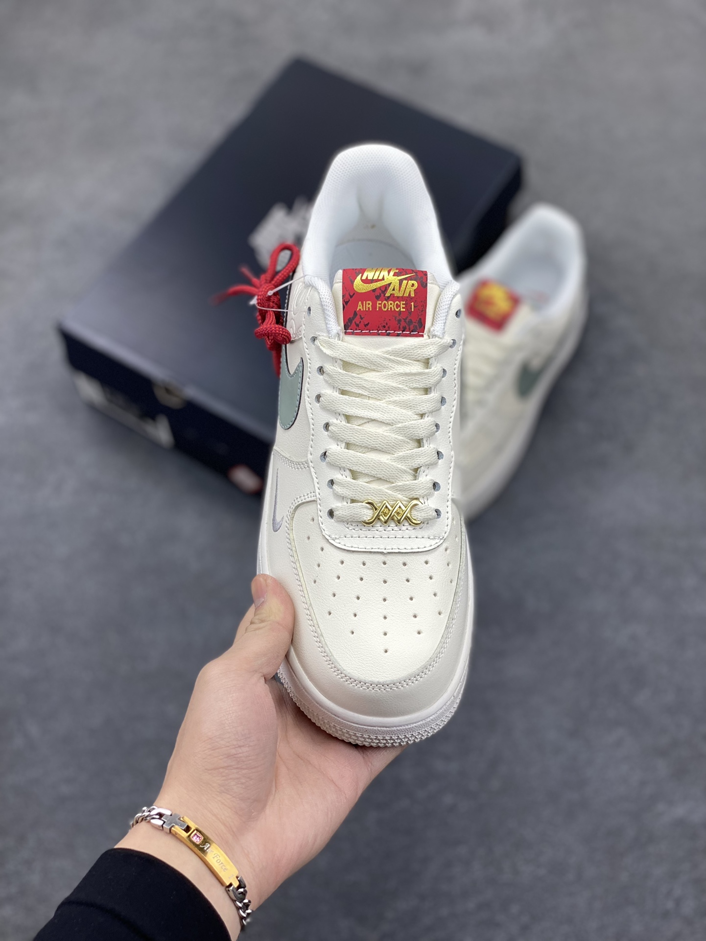 图片[2]-Nike Air Force 1 Low 蛇年 空军一号低帮运动休闲板鞋 原楦头原纸板 打造纯正空军版型#专注外贸渠道 全掌内置蜂窝气垫 #原盒配件 原厂中底钢印、拉帮完美 货号：HV5979-130 尺码：36 36.5 37.5 38 38.5 39 40 40.5 41 42 42.5 43 44 44.5 45-选品中心