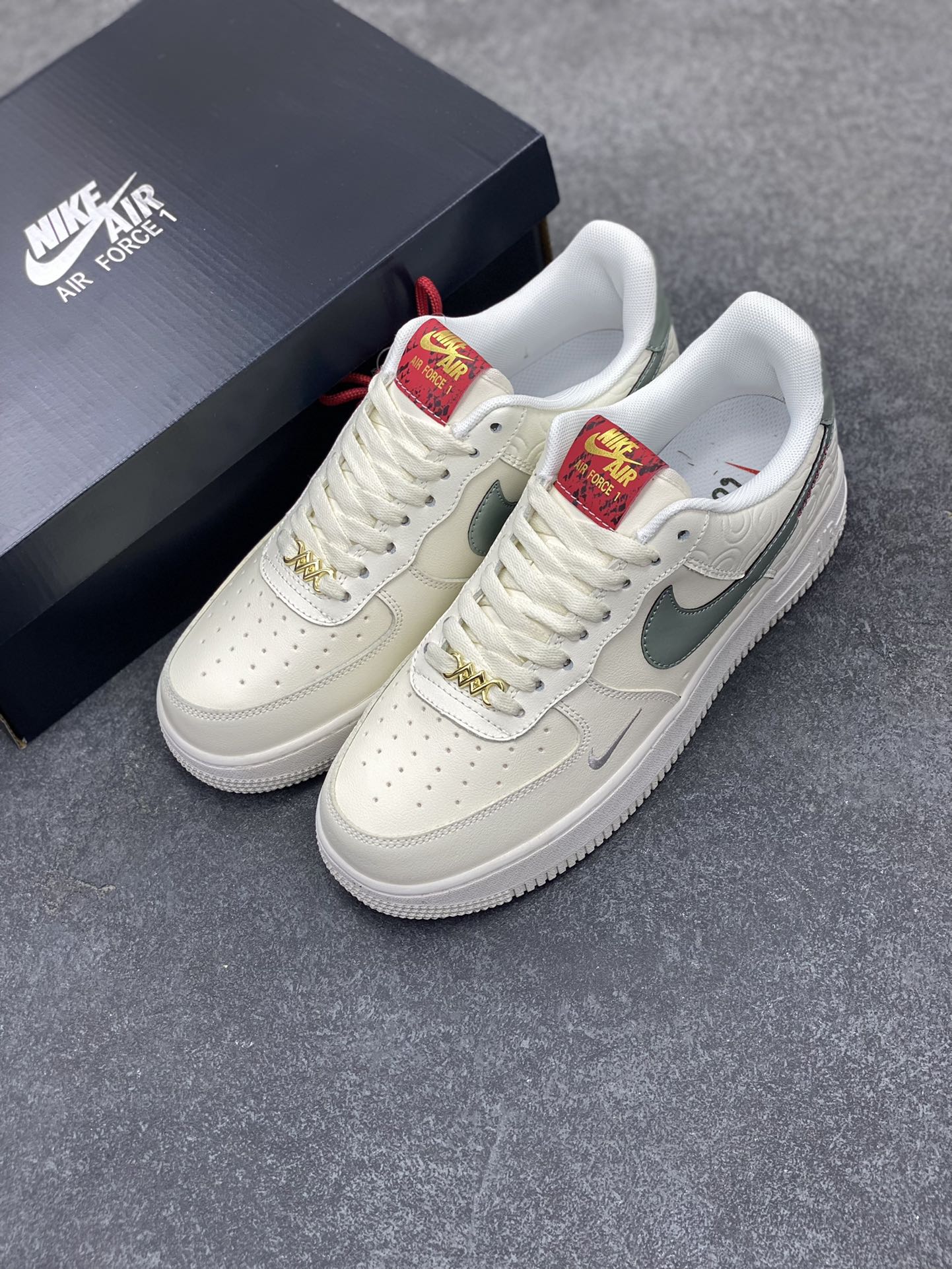 图片[8]-Nike Air Force 1 Low 蛇年 空军一号低帮运动休闲板鞋 原楦头原纸板 打造纯正空军版型#专注外贸渠道 全掌内置蜂窝气垫 #原盒配件 原厂中底钢印、拉帮完美 货号：HV5979-130 尺码：36 36.5 37.5 38 38.5 39 40 40.5 41 42 42.5 43 44 44.5 45-选品中心