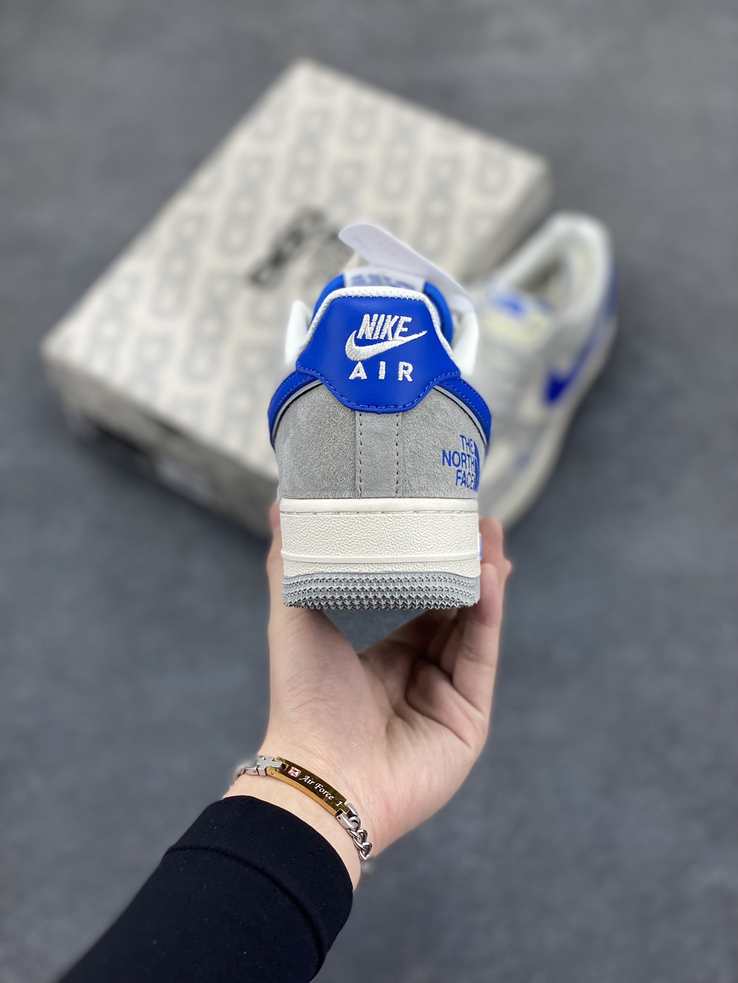 图片[4]-NIke Air Force 1 \’07 Low “北面联名——灰蓝勾”空军一号 低帮 运动鞋 休闲鞋 折边针车 工艺难度大 原楦头原纸板 原装鞋盒 定制五金配件 内置全掌气垫 原厂鞋底 货号：XZ6188-745 尺码：36 36.5 37.5 38 38.5 39 40 40.5 41 42 42.5 43 44 44.5 45-选品中心