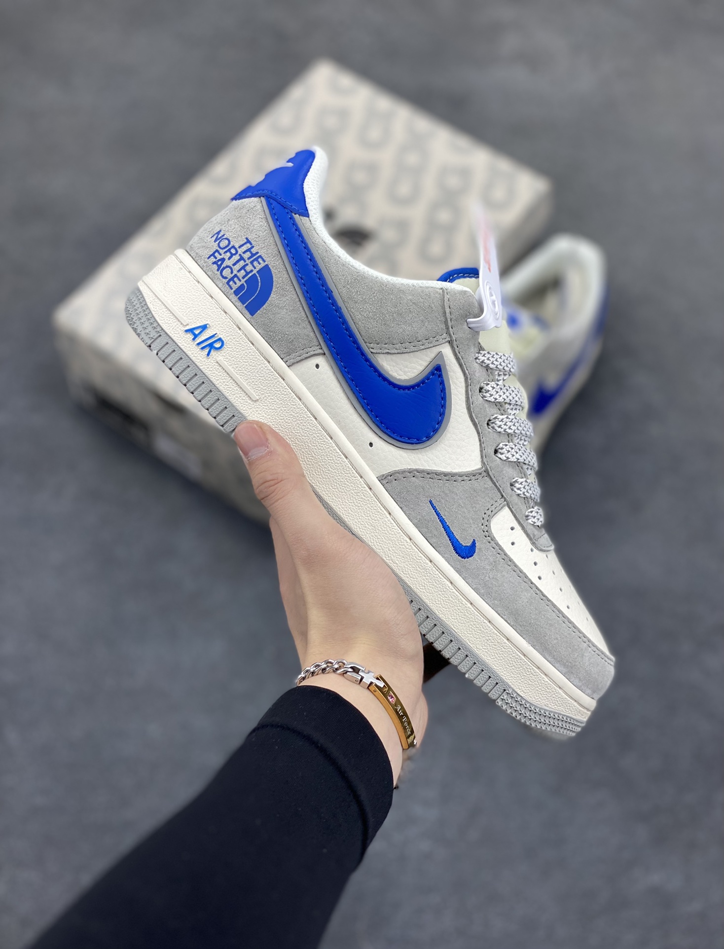 NIke Air Force 1 \'07 Low “北面联名——灰蓝勾”空军一号 低帮 运动鞋 休闲鞋 折边针车 工艺难度大 原楦头原纸板 原装鞋盒 定制五金配件 内置全掌气垫 原厂鞋底 货号：XZ6188-745 尺码：36 36.5 37.5 38 38.5 39 40 40.5 41 42 42.5 43 44 44.5 45-选品中心