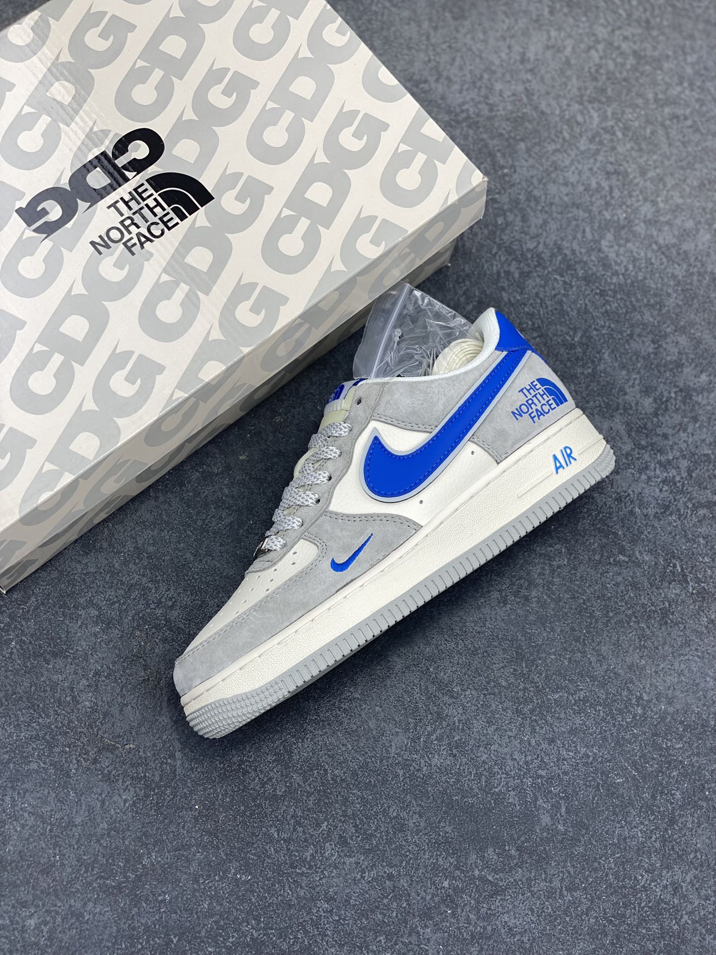 图片[7]-NIke Air Force 1 \’07 Low “北面联名——灰蓝勾”空军一号 低帮 运动鞋 休闲鞋 折边针车 工艺难度大 原楦头原纸板 原装鞋盒 定制五金配件 内置全掌气垫 原厂鞋底 货号：XZ6188-745 尺码：36 36.5 37.5 38 38.5 39 40 40.5 41 42 42.5 43 44 44.5 45-选品中心