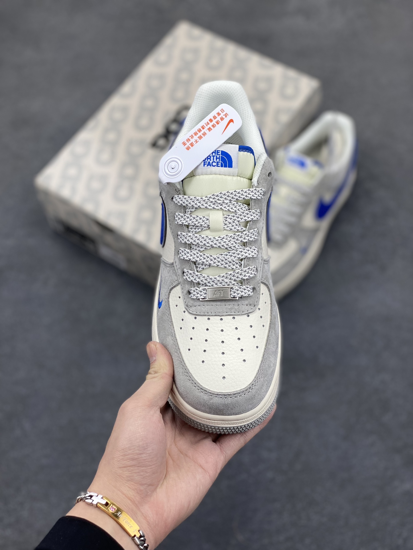 图片[2]-NIke Air Force 1 \’07 Low “北面联名——灰蓝勾”空军一号 低帮 运动鞋 休闲鞋 折边针车 工艺难度大 原楦头原纸板 原装鞋盒 定制五金配件 内置全掌气垫 原厂鞋底 货号：XZ6188-745 尺码：36 36.5 37.5 38 38.5 39 40 40.5 41 42 42.5 43 44 44.5 45-选品中心
