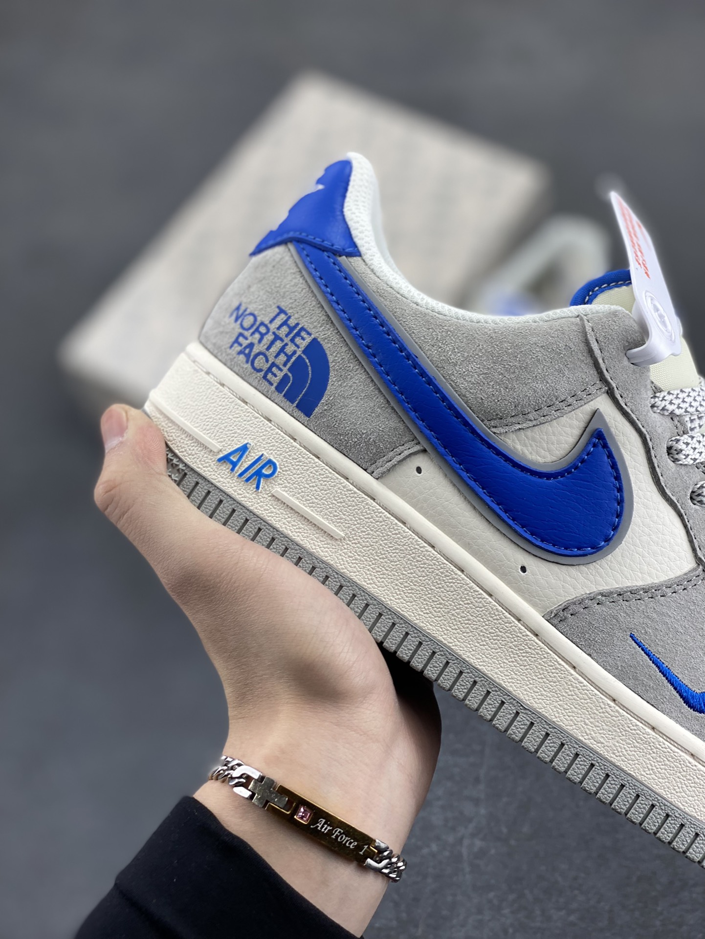 图片[6]-NIke Air Force 1 \’07 Low “北面联名——灰蓝勾”空军一号 低帮 运动鞋 休闲鞋 折边针车 工艺难度大 原楦头原纸板 原装鞋盒 定制五金配件 内置全掌气垫 原厂鞋底 货号：XZ6188-745 尺码：36 36.5 37.5 38 38.5 39 40 40.5 41 42 42.5 43 44 44.5 45-选品中心
