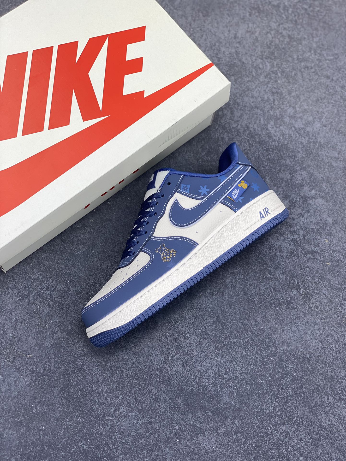 图片[7]-NIke Air Force 1 \’07 Low “暴力熊联名——磨砂蓝”空军一号 低帮 运动鞋 休闲鞋 折边针车 工艺难度大 原楦头原纸板 原装鞋盒 定制五金配件 内置全掌气垫 原厂鞋底 货号：KK1988-054 尺码：36 36.5 37.5 38 38.5 39 40 40.5 41 42 42.5 43 44 44.5 45-选品中心