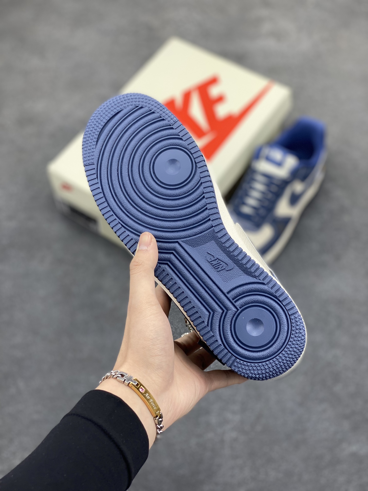 图片[5]-NIke Air Force 1 \’07 Low “暴力熊联名——磨砂蓝”空军一号 低帮 运动鞋 休闲鞋 折边针车 工艺难度大 原楦头原纸板 原装鞋盒 定制五金配件 内置全掌气垫 原厂鞋底 货号：KK1988-054 尺码：36 36.5 37.5 38 38.5 39 40 40.5 41 42 42.5 43 44 44.5 45-选品中心