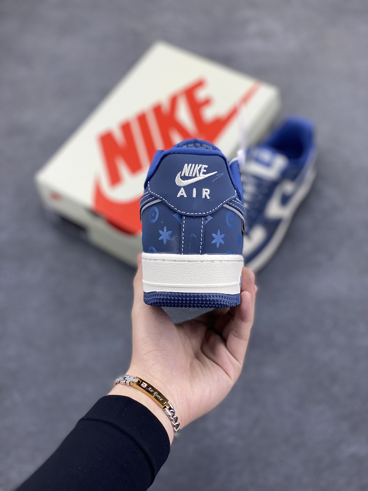 图片[4]-NIke Air Force 1 \’07 Low “暴力熊联名——磨砂蓝”空军一号 低帮 运动鞋 休闲鞋 折边针车 工艺难度大 原楦头原纸板 原装鞋盒 定制五金配件 内置全掌气垫 原厂鞋底 货号：KK1988-054 尺码：36 36.5 37.5 38 38.5 39 40 40.5 41 42 42.5 43 44 44.5 45-选品中心
