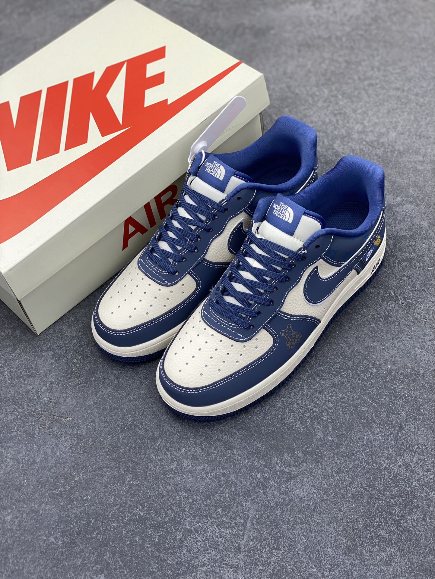 图片[8]-NIke Air Force 1 \’07 Low “暴力熊联名——磨砂蓝”空军一号 低帮 运动鞋 休闲鞋 折边针车 工艺难度大 原楦头原纸板 原装鞋盒 定制五金配件 内置全掌气垫 原厂鞋底 货号：KK1988-054 尺码：36 36.5 37.5 38 38.5 39 40 40.5 41 42 42.5 43 44 44.5 45-选品中心